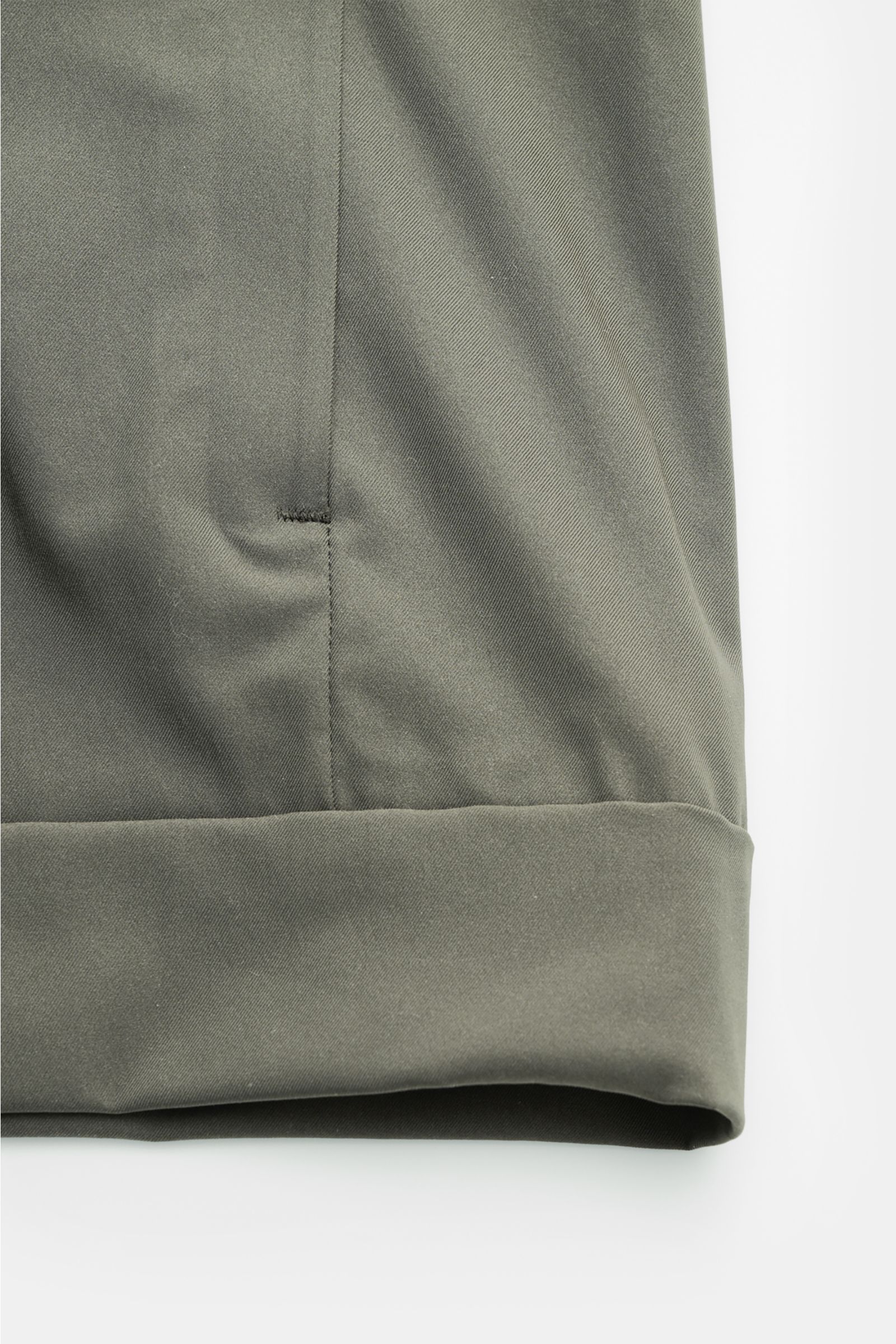 UBR Jacke 'Nano' graugrün in Nahaufnahme von unten, zeigt glatte Microfaser, Slim Fit, wind- und wasserabweisend, leichte Qualität.