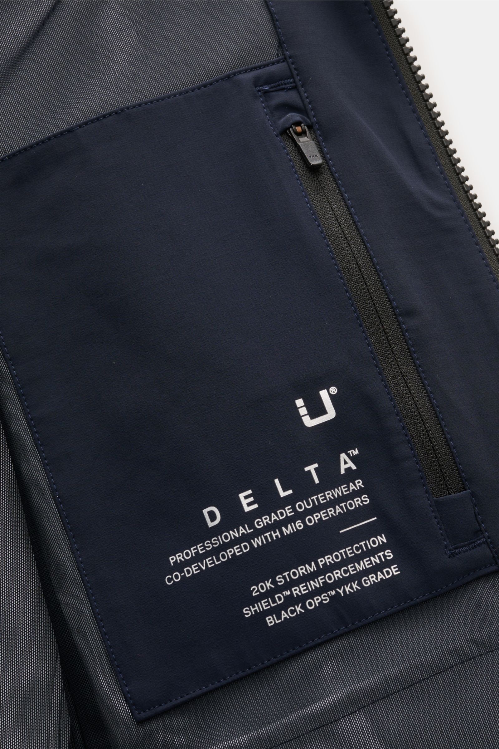 UBR Blouson 'Delta' navy, Nahaufnahme der Innentasche mit Reißverschluss und Logo, glattes Microfaser-Innenfutter, Frontansicht.