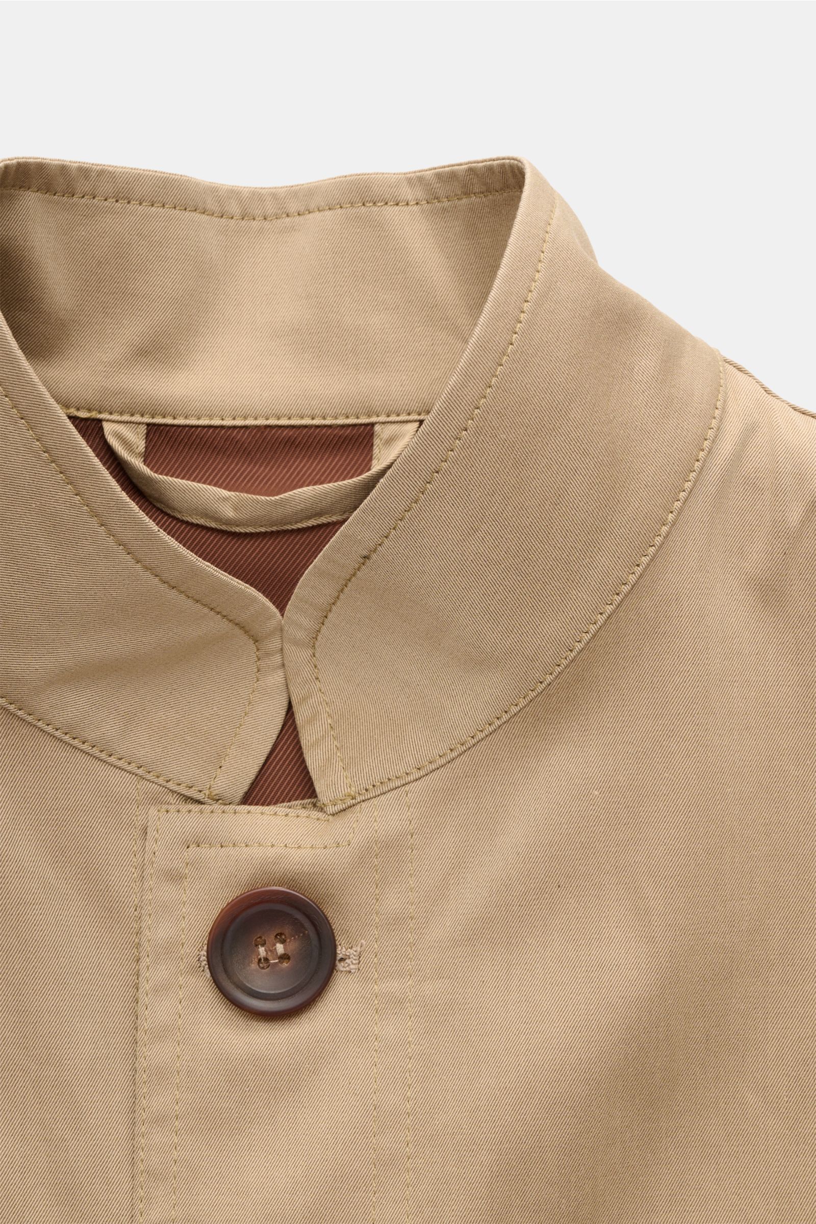 Close-up front view of the beige Doppiaa Overshirt 'Aasti' showing the standing collar and five-button placket. Versatile style for spring and summer: The subtle workwear charm of the lightweight cotton 'Aasti' overshirt from DOPPIAA enables you to create