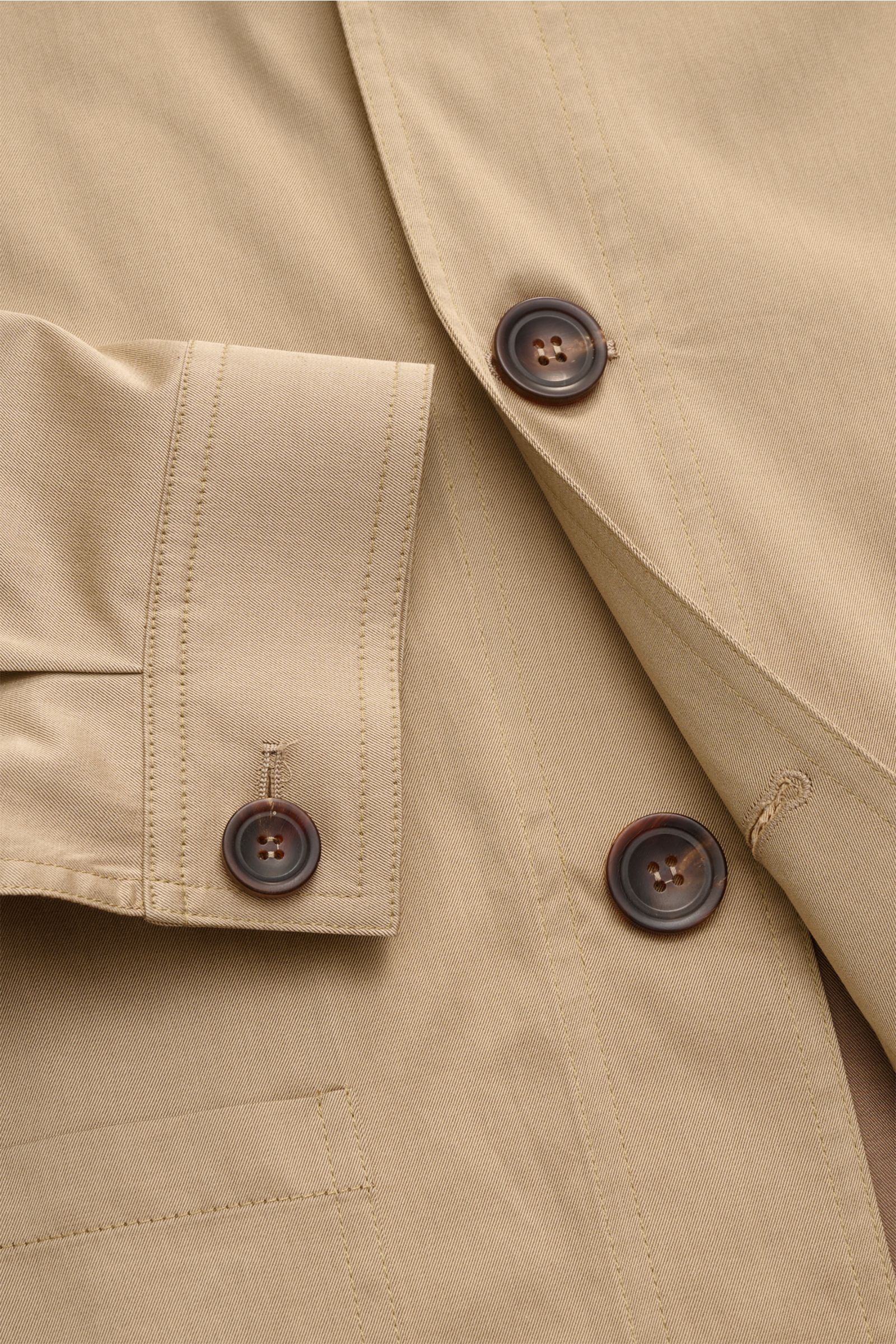 Close-up front view of the Doppiaa Overshirt 'Aasti' beige showing buttons and cuff details in lightweight cotton twill.

Versatile style for spring and summer: The subtle workwear charm of the lightweight cotton 'Aasti' overshirt from DOPPIAA enables 