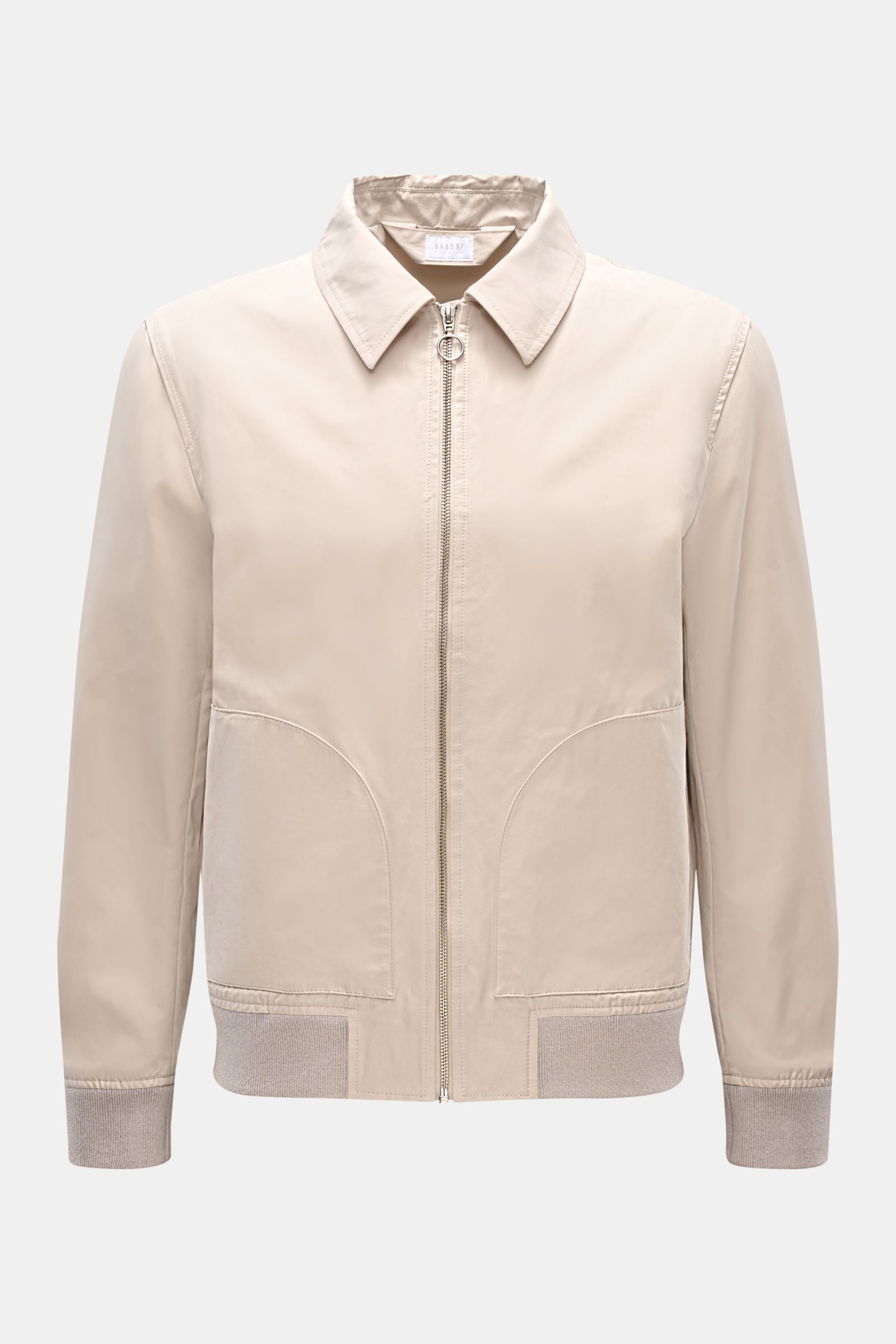Frontale Nahaufnahme des 04651/ A trip in a bag Blouson 'Peached Cotton' beige mit Umlegekragen, robustem Reißverschluss, zwei aufgesetzten Fronttaschen und elastischen Saum- sowie Ärmelbündchen, Slim Fit und softem Baumwoll-Microfaser-Mix.