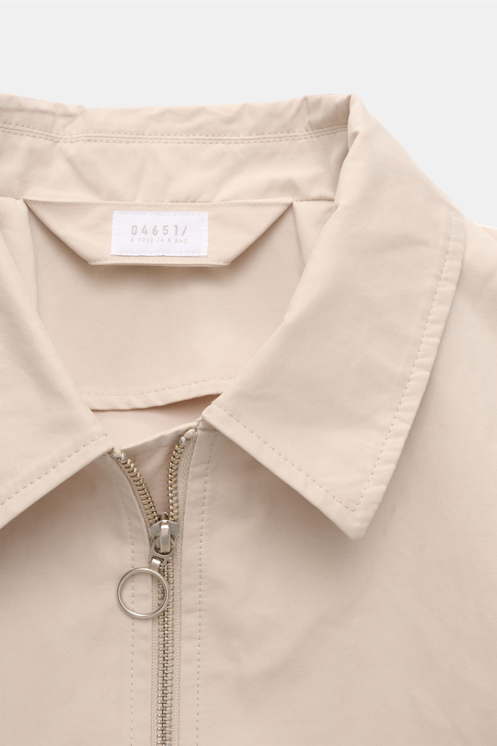Beige 04651/ A trip in a bag Blouson 'Peached Cotton' im Slim Fit mit Umlegekragen, robustem Reißverschluss, elastischem Saum, Front- und Innentasche, Detailaufnahme.