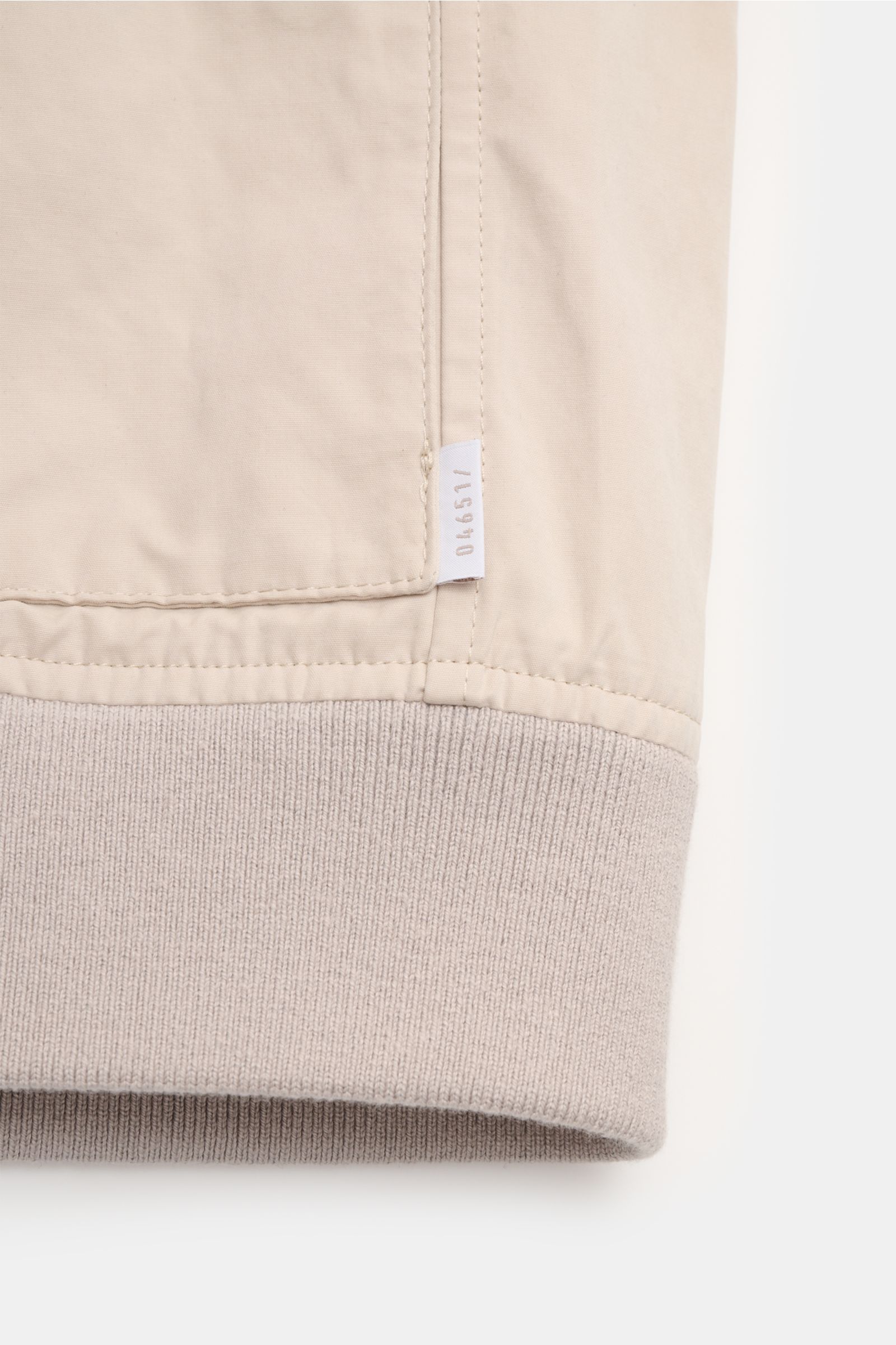 Beige Saum mit elastischem Bündchen des 04651/ A trip in a bag Blouson 'Peached Cotton' aus Baumwoll-Microfaser-Mix, Detailansicht.