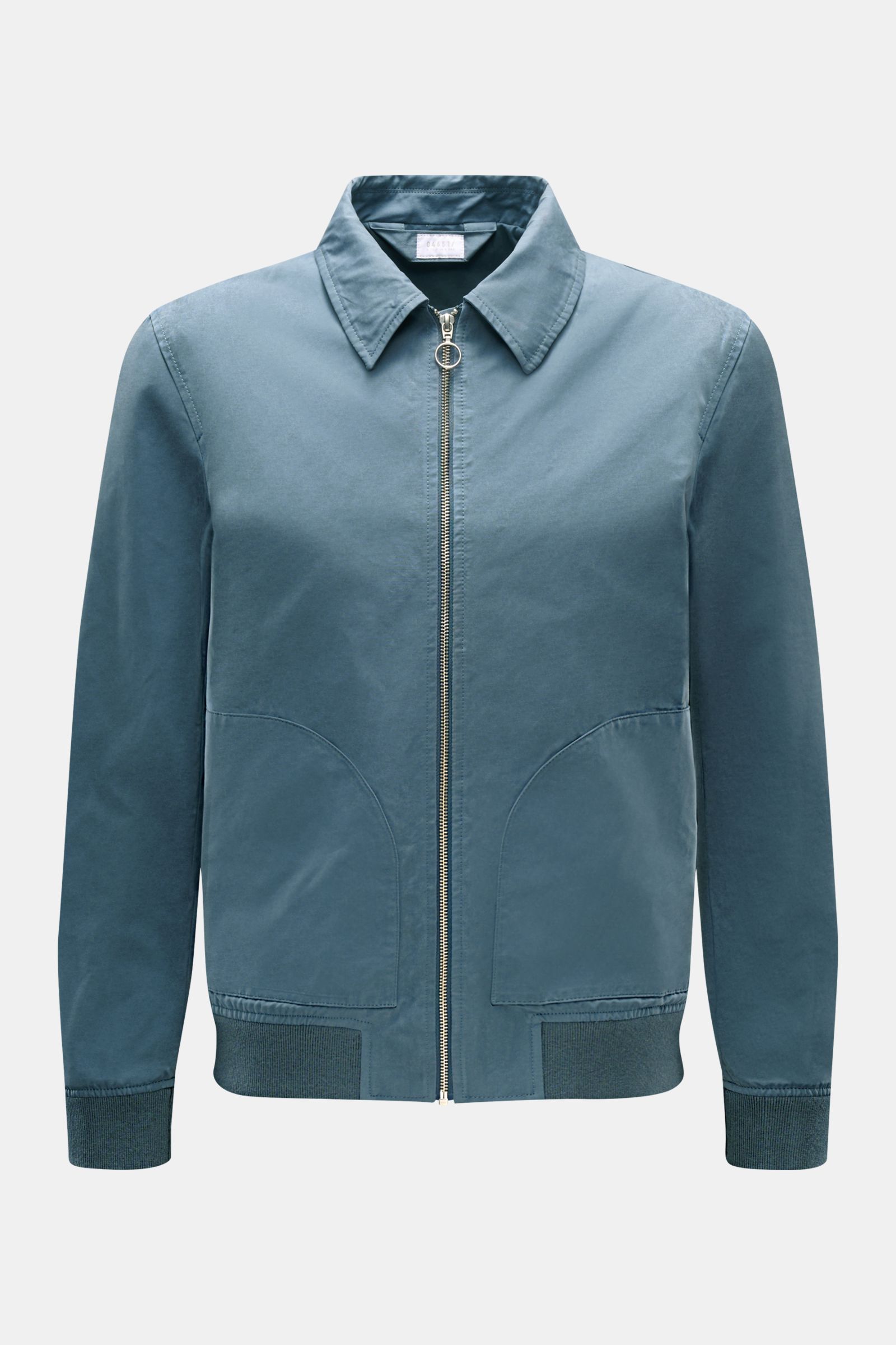 Frontansicht des 04651/ A trip in a bag Blouson 'Peached Cotton' rauchblau mit Umlegekragen, Reißverschluss, Front- und Innentaschen, Slim Fit und elastischen Bündchen.