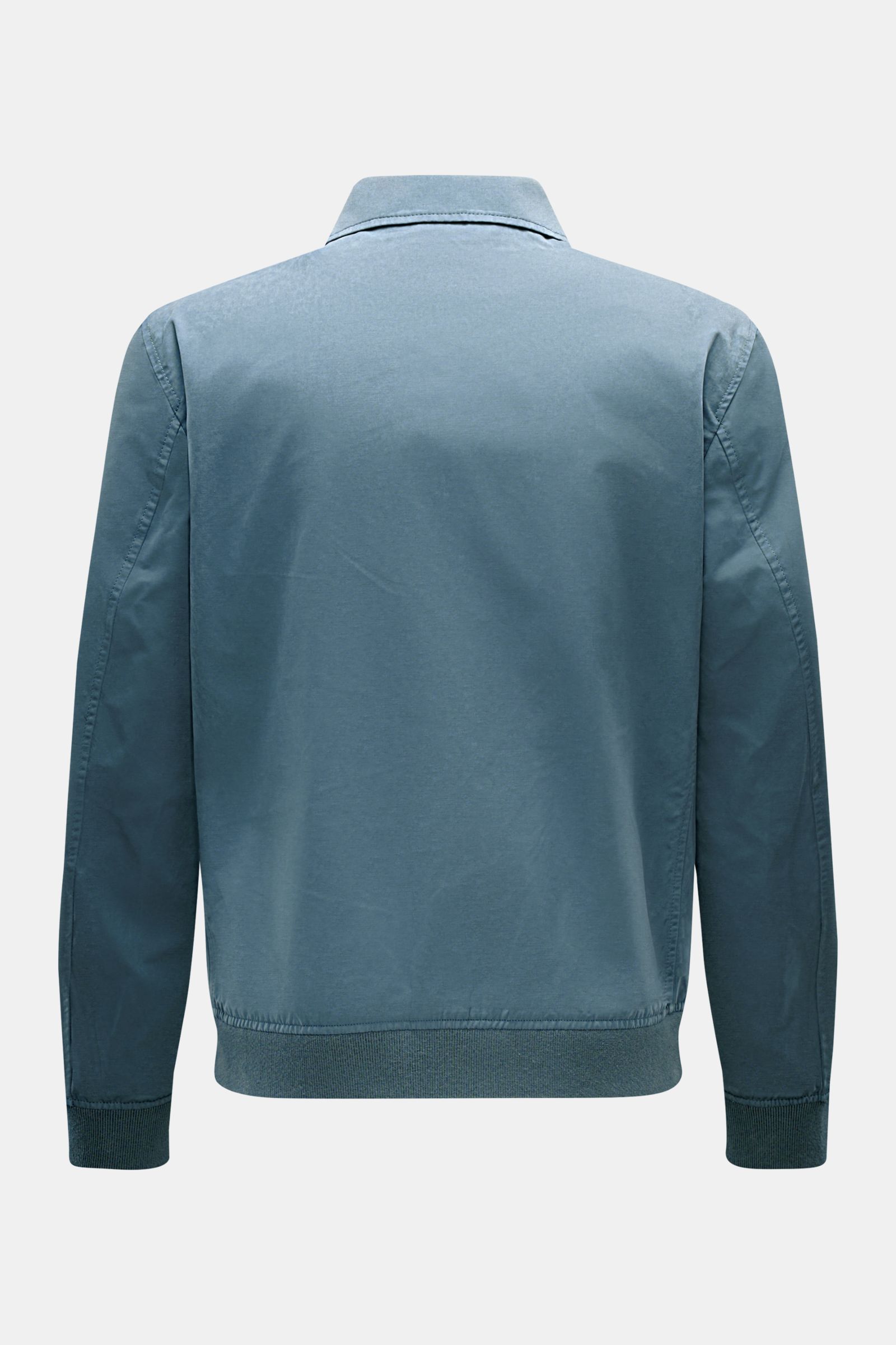 Rückansicht des 04651/ A trip in a bag Blouson 'Peached Cotton' rauchblau mit Umlegekragen, Slim Fit, elastischem Saum und Ärmelbündchen.