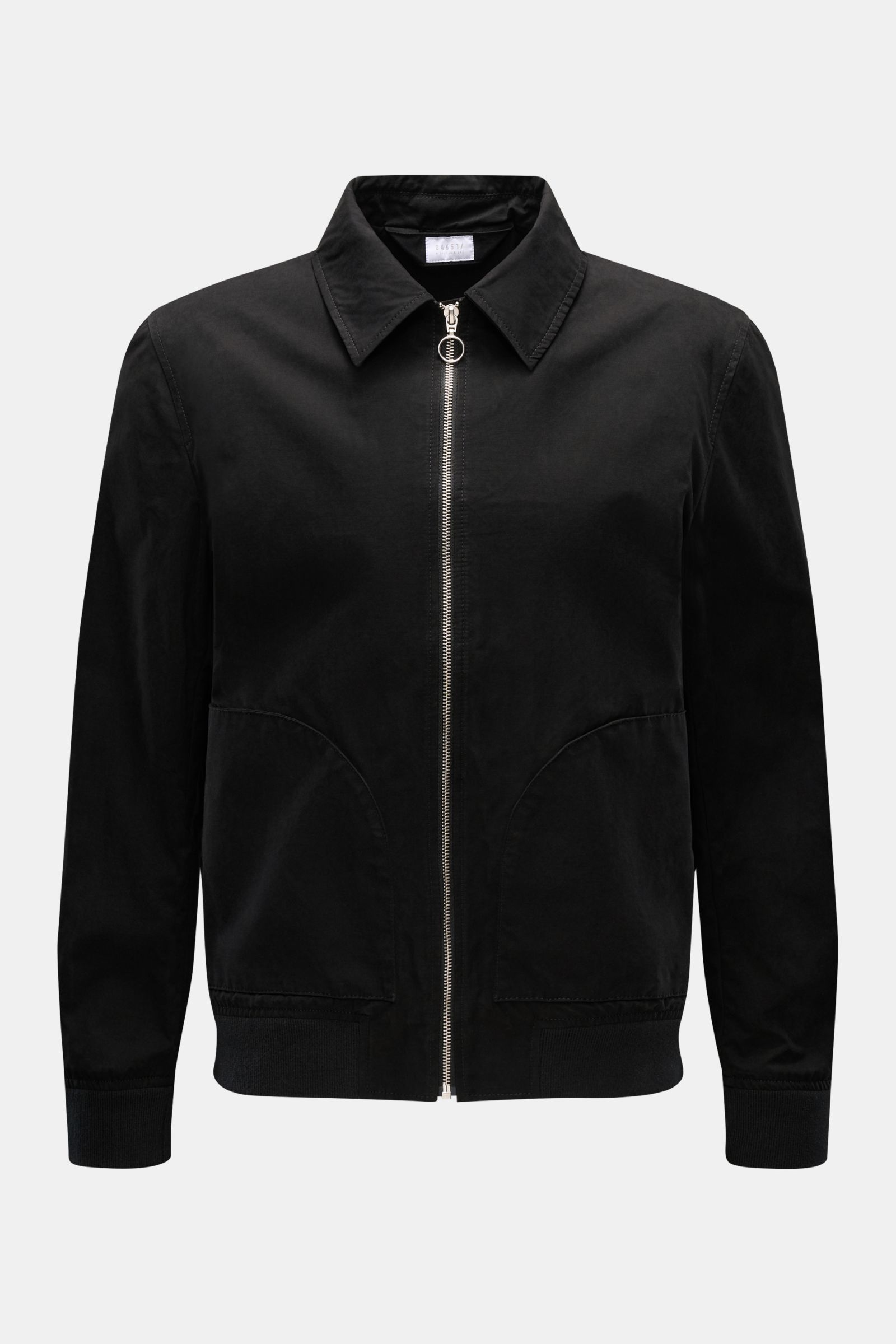 04651/ A trip in a bag Blouson 'Peached Cotton' schwarz, frontale Aufnahme, Slim Fit, Baumwolle-Microfaser-Mix, Umlegekragen, Reißverschluss, Front- und Innentasche, elastische Bündchen, Unconstructed Design.