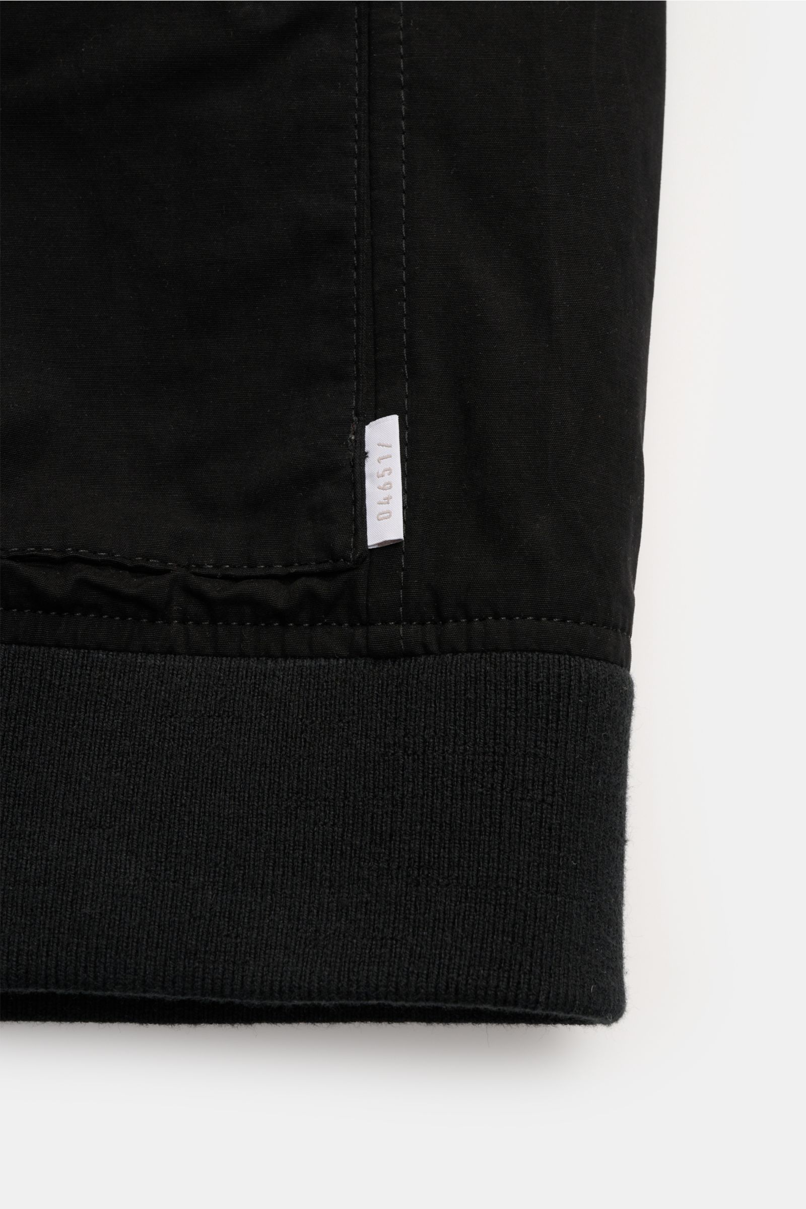 Schwarzer Abschluss des 04651/ A trip in a bag Blouson 'Peached Cotton' mit elastischem Saum, Detailansicht von unten, weicher Baumwoll-Mix.