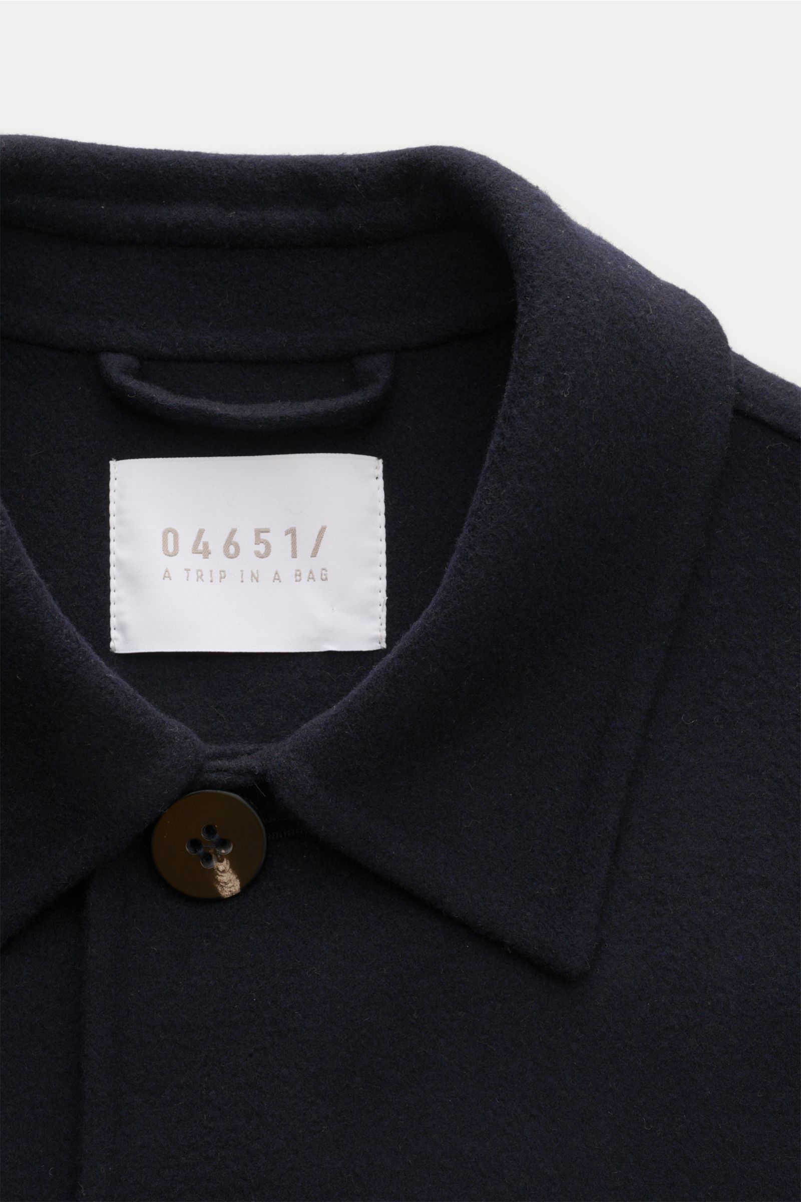 04651/ A trip in a bag Jacke 'Double Blouson' navy, Detailaufnahme von Kragen und Knopf, Woll-Mix, Slim Fit, wärmend, mit Umlegekragen.
