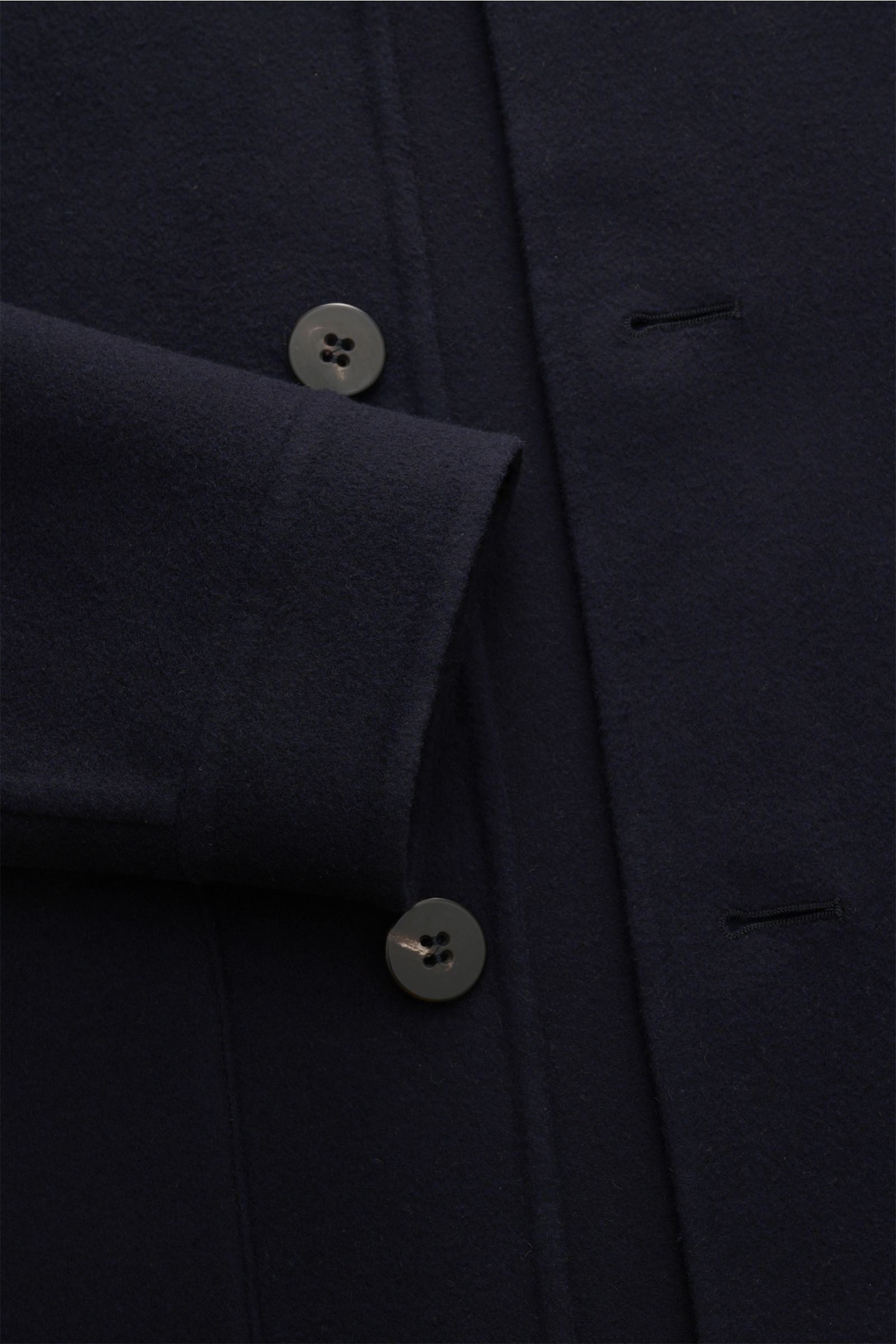 Nahaufnahme der 04651/ A trip in a bag Jacke 'Double Blouson' navy aus Woll-Microfaser-Mix mit Slim Fit, Fünf-Knopf-Leiste und Umlegekragen.