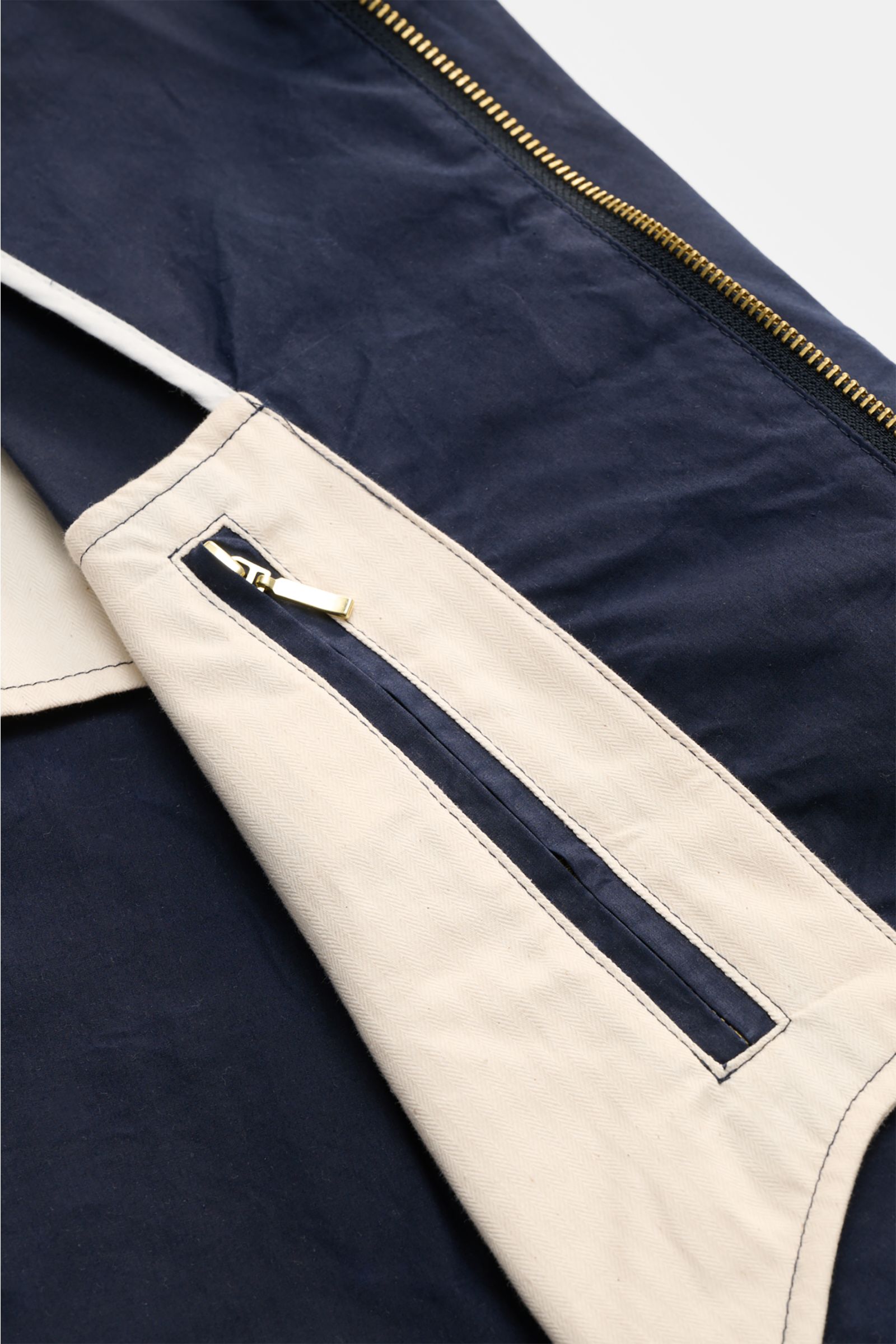 Close-up view of the inside pocket and zipper of the Manifattura Ceccarelli Waxed jacket 'Blazer Coat' navy, showing water repellent waxed cotton fabric and beige lining.

Description: Authentic outerwear with vintage character: This Italian-made wax j