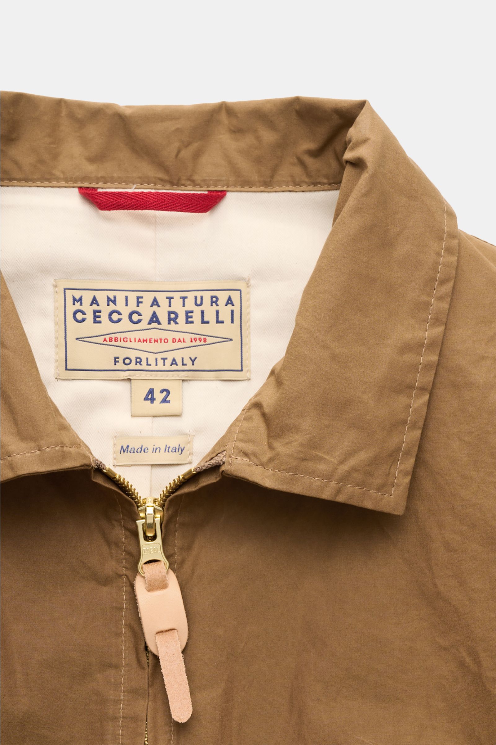 Manifattura Ceccarelli Wachsjacke 'Blazer Coat' braun, Detailfoto von oben, Umlegekragen, robuster Zwei-Wege-Reißverschluss, gewachste, wasserabweisende Baumwolle.