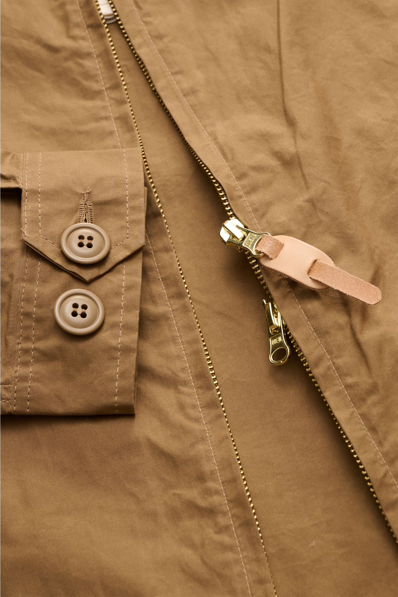 Nahaufnahme der Manifattura Ceccarelli Wachsjacke 'Blazer Coat' braun von vorne, mit gewachster Baumwolle, wasserabweisendem Gewebe, Knopfärmelabschluss und robustem Zwei-Wege-Reißverschluss.