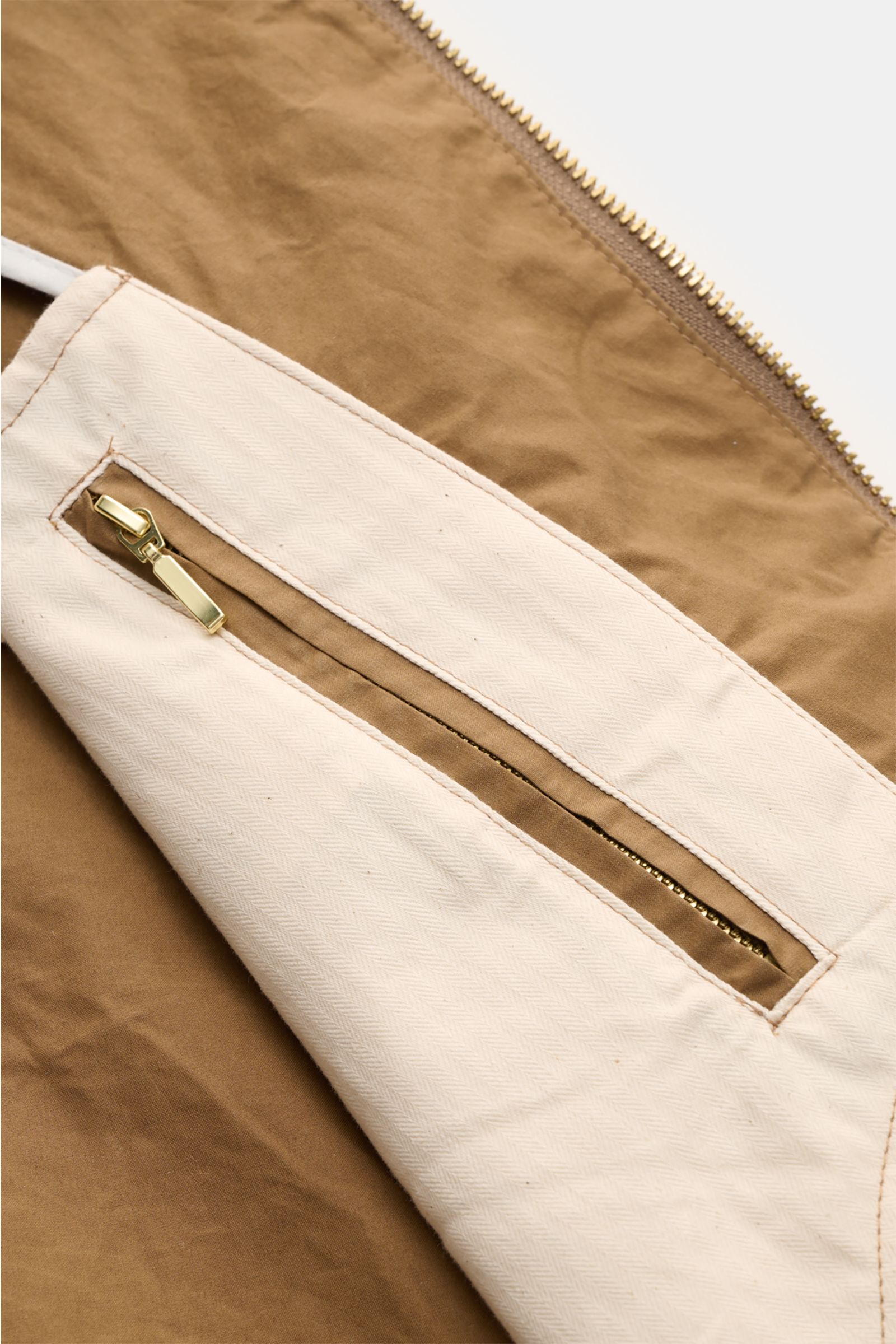 Nahaufnahme der Innentasche mit Reißverschluss der Manifattura Ceccarelli Wachsjacke 'Blazer Coat' braun, aus gewachster, wasserabweisender Baumwolle.