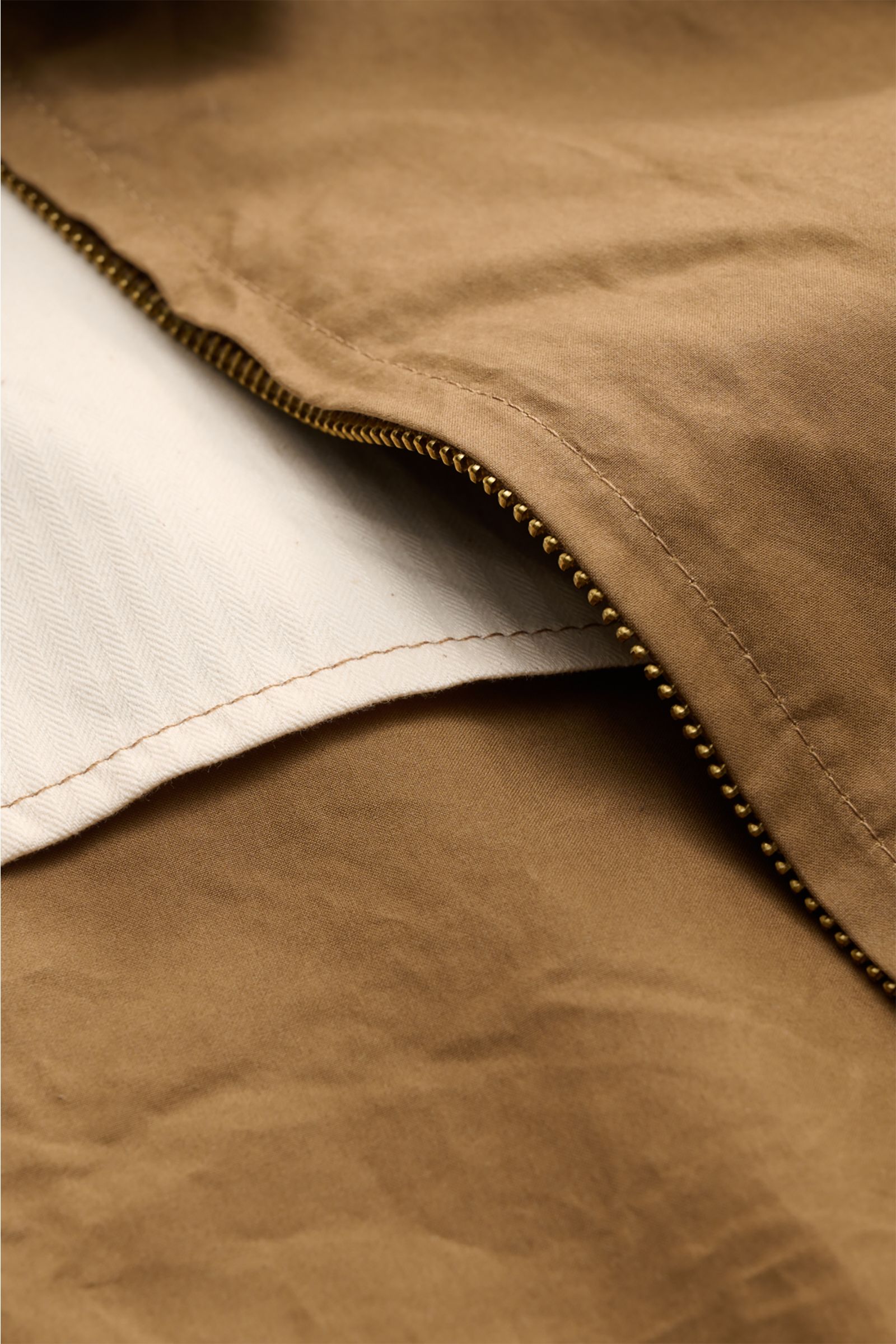 Manifattura Ceccarelli Wachsjacke 'Blazer Coat' braun, Detailaufnahme von robustem Zwei-Wege-Reißverschluss und paraffinierter, wasserabweisender Baumwolle.