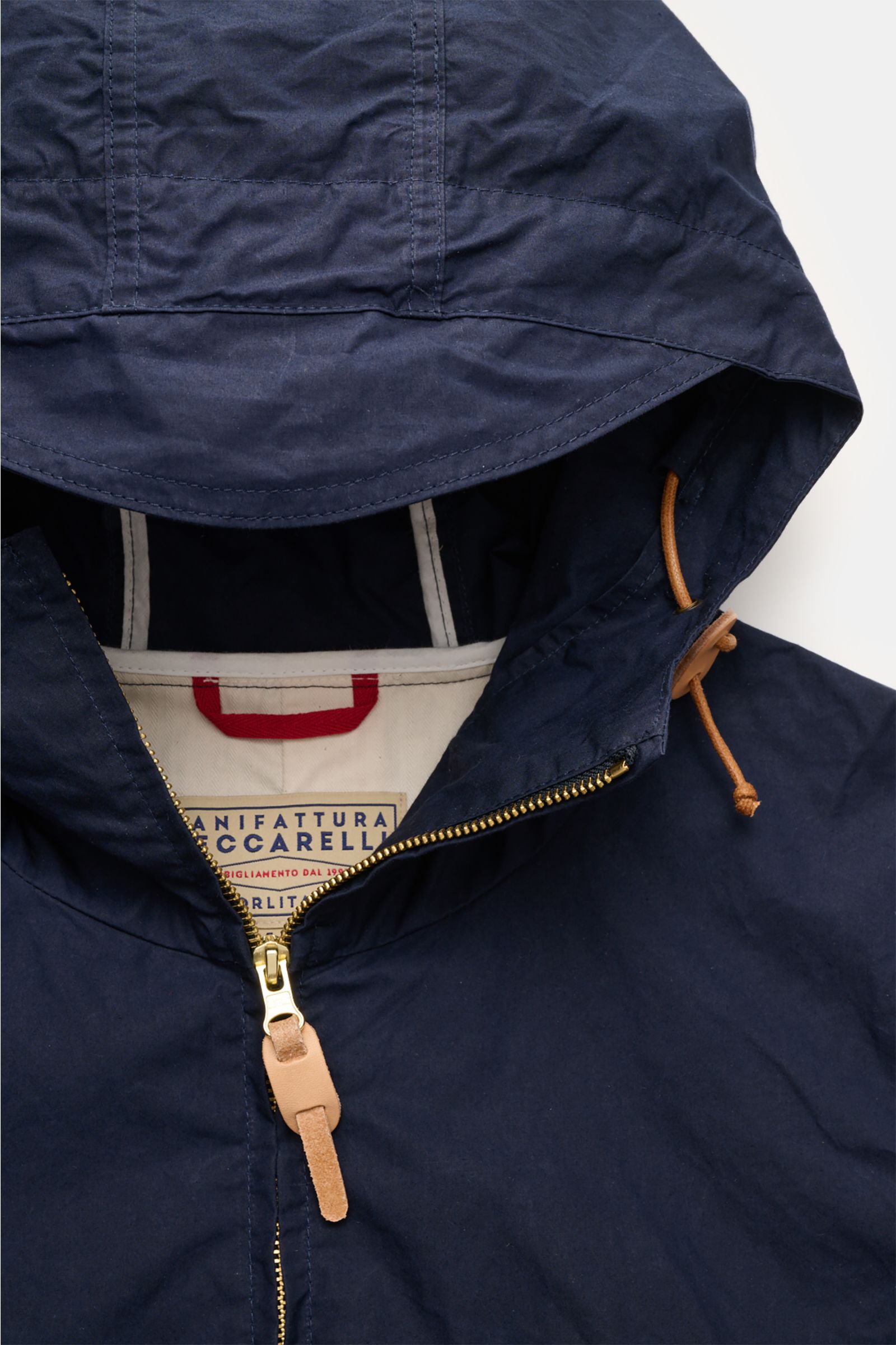 Nahaufnahme der Manifattura Ceccarelli Wachsjacke 'Hooded Blazer' navy von oben, mit Kapuze, robustem Reißverschluss und gewachster, wasserabweisender Baumwolle.