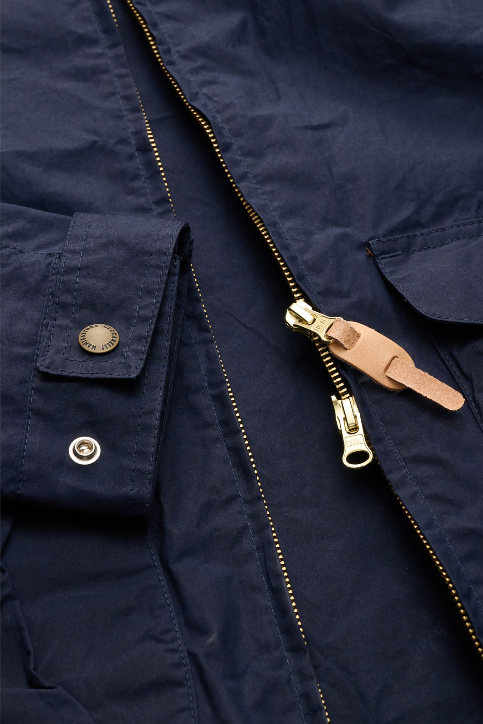 Nahaufnahme der Manifattura Ceccarelli Wachsjacke 'Hooded Blazer' navy, gewachste Baumwolle, wasserabweisend, mit Reißverschluss, Kapuze und aufgesetzter Fronttasche.