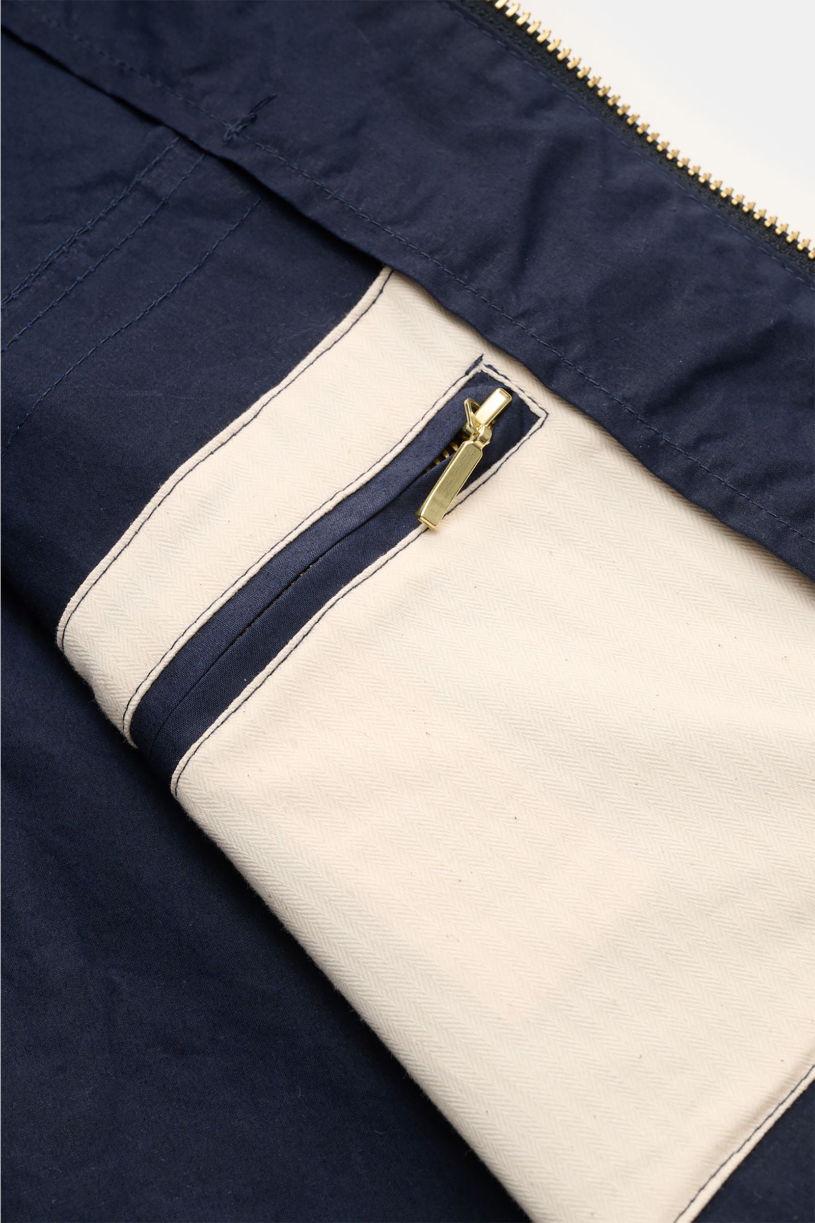 Innenansicht der Manifattura Ceccarelli Wachsjacke 'Hooded Blazer' navy, halb gefüttert mit Innentasche, hochwertiger Zipperdetails und gewachster Baumwolle.