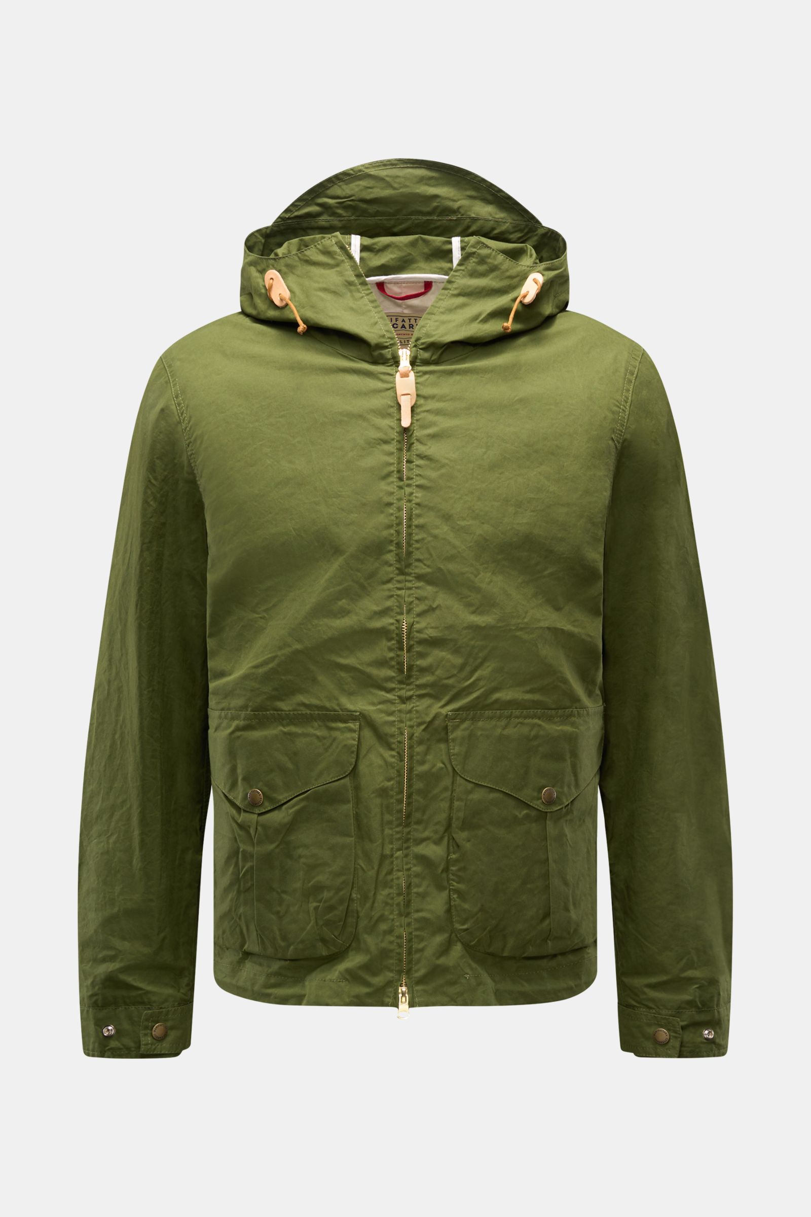 Manifattura Ceccarelli Wachsjacke 'Hooded Blazer' grün, frontale Aufnahme, gewachste, wasserabweisende Baumwolle, Kapuze, Slim Fit, Taschen mit Patte, Knöpfe an Ärmeln.