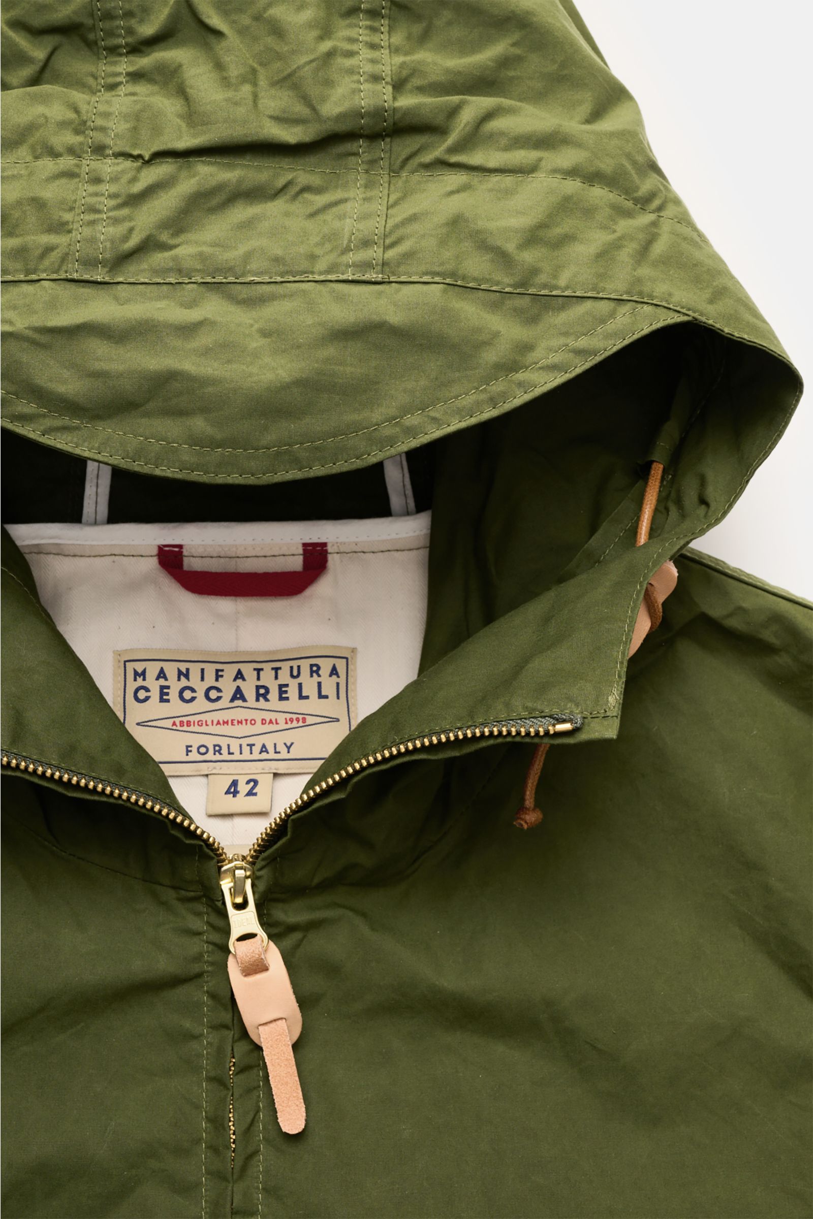 Manifattura Ceccarelli Wachsjacke 'Hooded Blazer' grün, Nahaufnahme von oben, Kapuze, robuster Reißverschluss, gewachste Baumwolle, wasserabweisend.