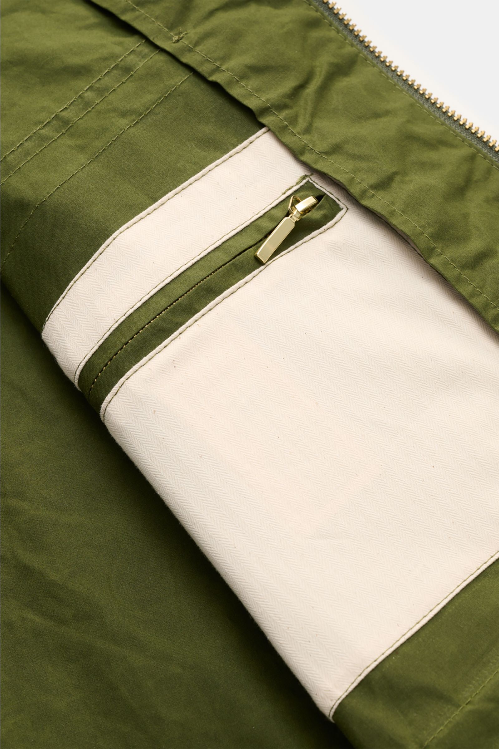 Innenansicht der Manifattura Ceccarelli Wachsjacke 'Hooded Blazer' grün mit Innentasche, gewachster Baumwolle und robustem Reißverschluss.