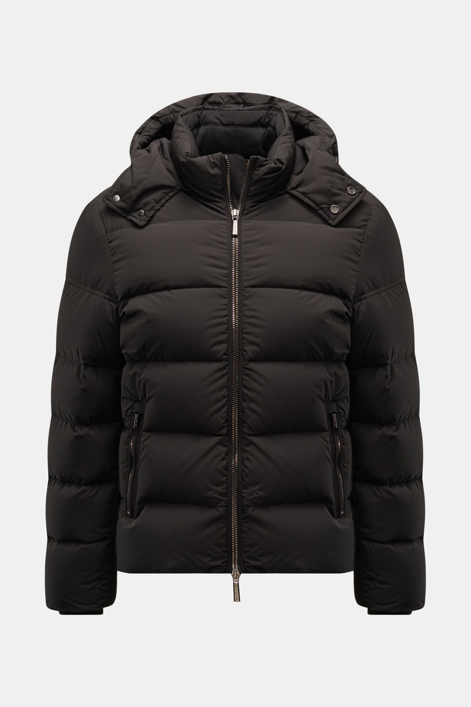 Frontale Nahaufnahme der Moorer Daunenjacke 'Brett' schwarz mit kurzem Schnitt, abnehmbarer Kapuze, wasserabweisender Microfaser, Slim Fit und wärmender Daunenfüllung.