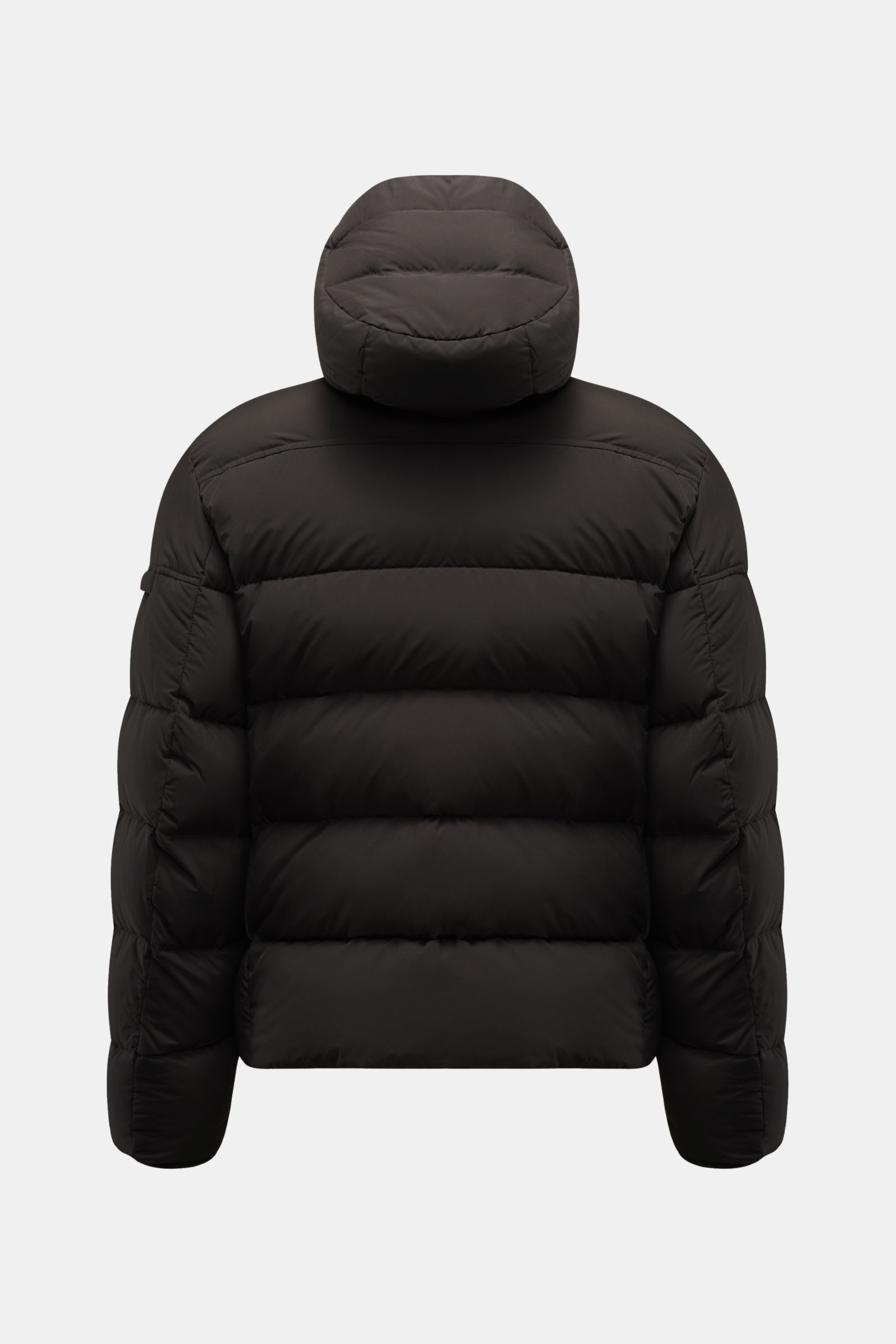 Moorer Daunenjacke 'Brett' schwarz, Rückansicht, kurzer Schnitt, abnehmbare Kapuze, wasserabweisend, wärmende Daunenfüllung, Slim Fit, zwei Hüfttaschen.