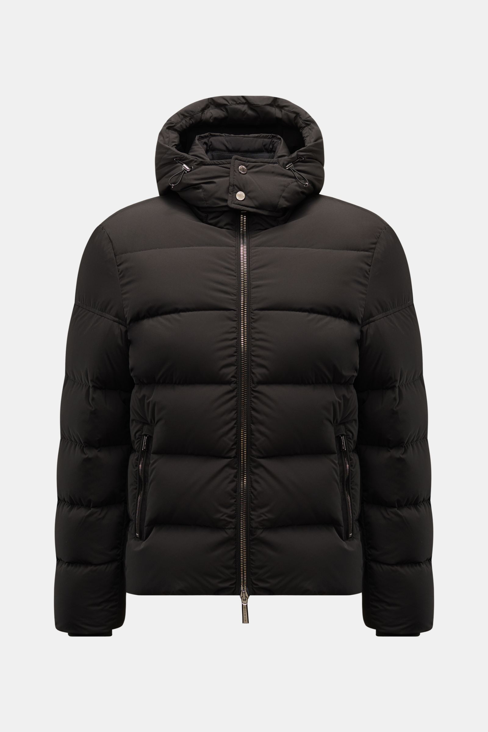 Moorer Daunenjacke 'Brett' schwarz, frontal fotografiert, mit kurzem Schnitt, abnehmbarer Kapuze, wasserabweisend, wärmender Daunenfüllung, Slim Fit, Zwei-Wege-Reißverschluss, hochschließendem Kragen und schrägen Zipper-Hüfttaschen.