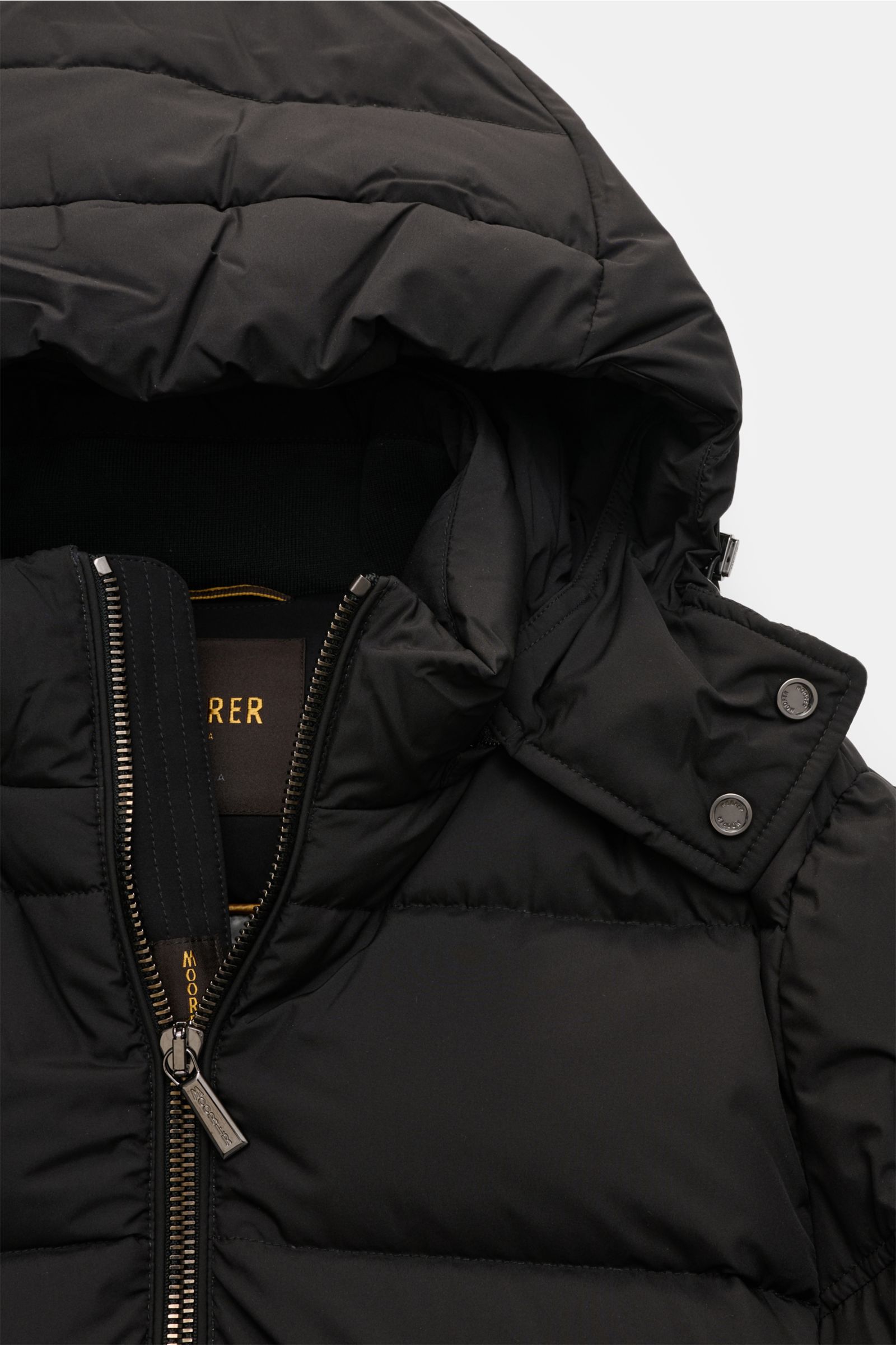 Moorer Daunenjacke 'Brett' schwarz, kurze Slim Fit Jacke mit abnehmbarer Kapuze, wasserabweisend, Daunenfüllung, Zwei-Wege-Reißverschluss, aus Nahaufnahme von oben.