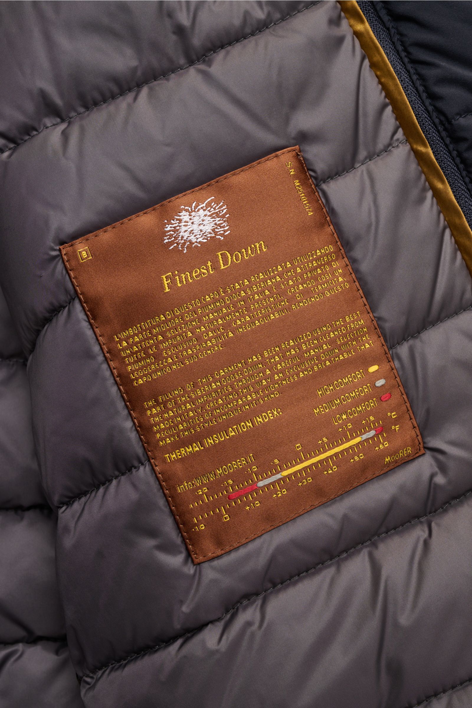 Alt-Tag (max. 125 Zeichen):
Nahaufnahme des Innenfutters mit Label der Moorer Daunenjacke 'Monti' navy, leichte Daunenfüllung, hochwertiger Wärmeschutz.
