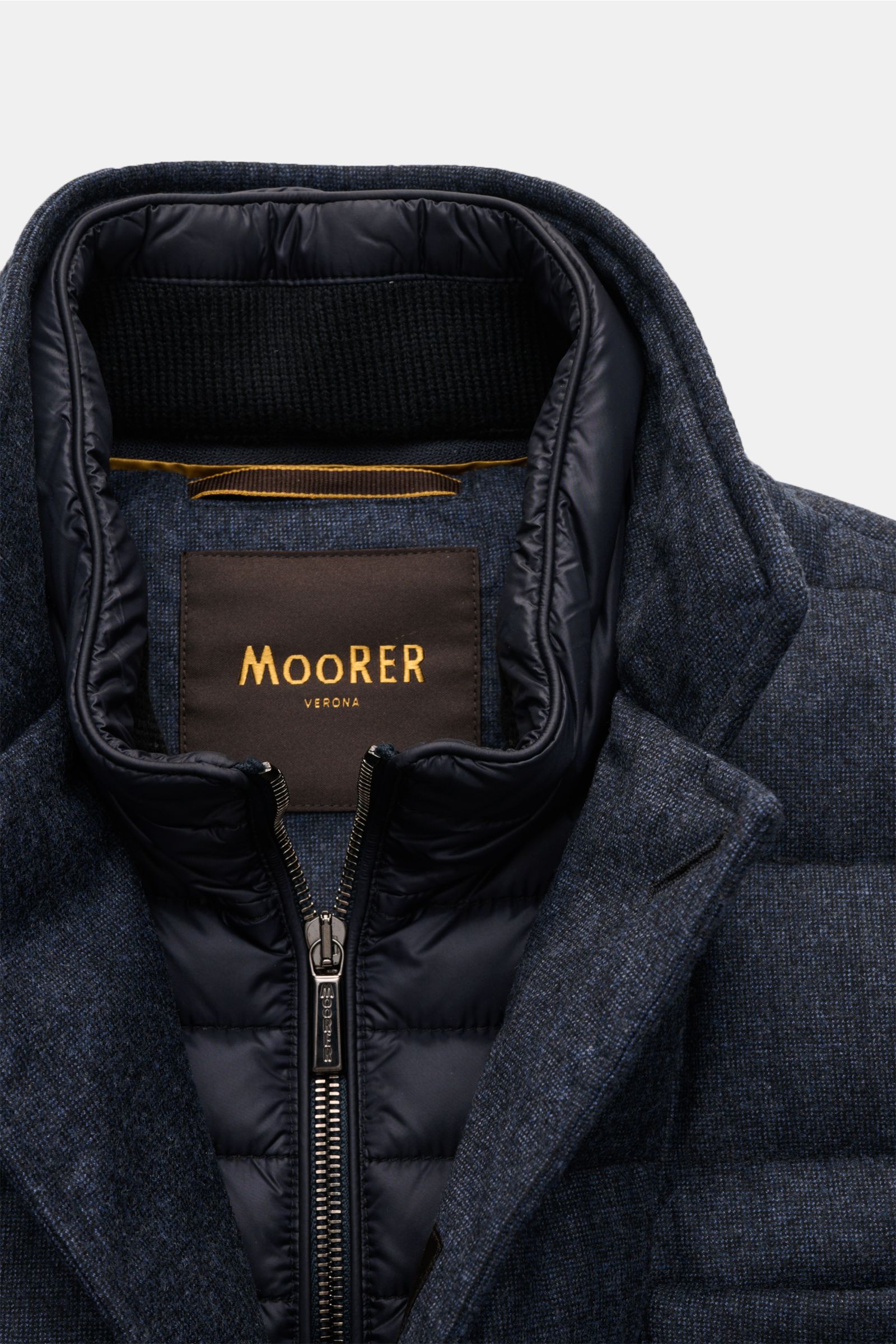 Nahaufnahme der Moorer Daunenjacke 'Nomos' dark navy meliert von oben, gesteppter Blazer aus reiner Wolle mit herausnehmbarer Double-Front.