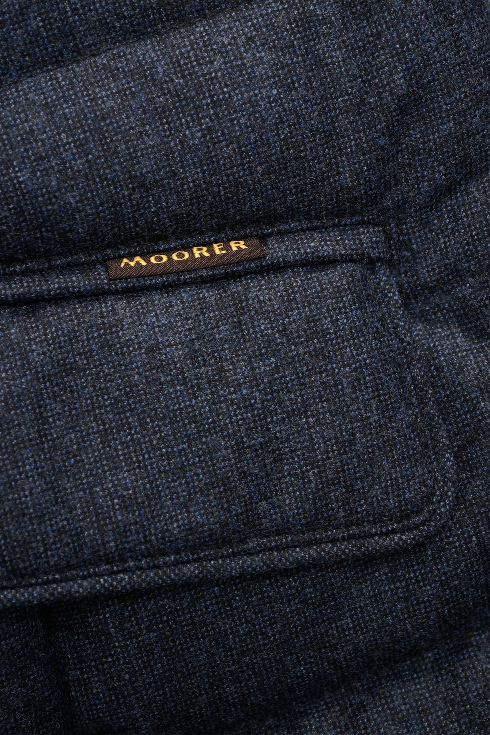 Moorer Daunenjacke 'Nomos' dark navy meliert, Detailaufnahme der Brusttasche mit kleinem Label, reine Wolle, Slim Fit, Gänsedaunenfüllung.