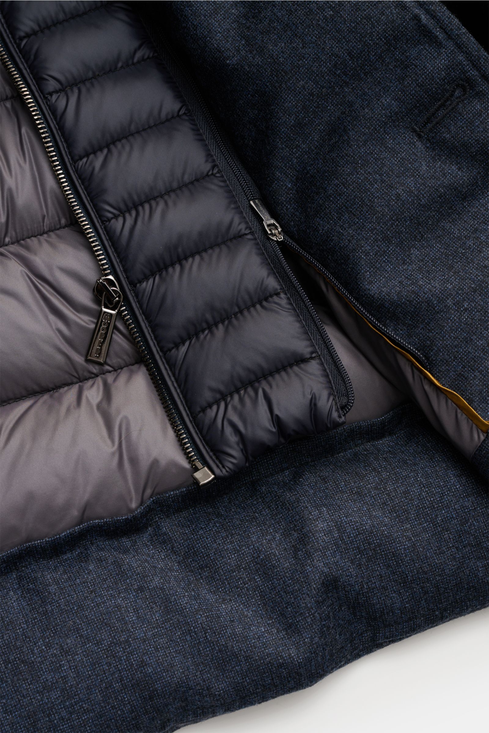 Moorer Daunenjacke 'Nomos' dark navy meliert, Detailaufnahme der herausnehmbaren, gesteppte Double-Front mit Zipper innen, reine Wolle, Gänsedaunenfüllung.