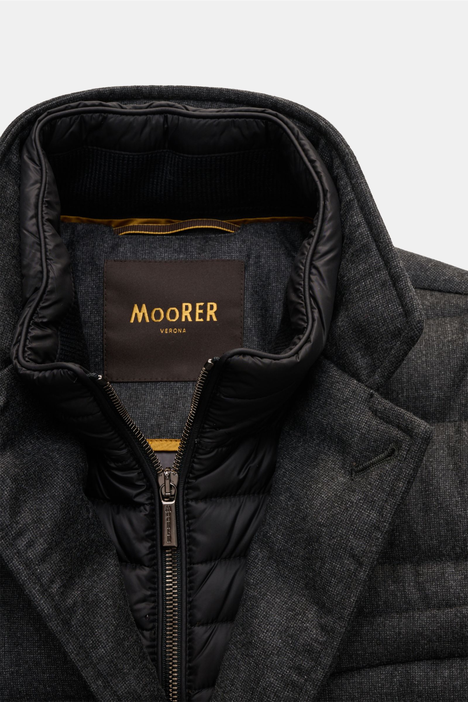 Moorer Daunenjacke 'Nomos' dunkelgrau meliert, Slim Fit aus Wolle mit herausnehmbarer Double-Front, Reverskragen, Frontansicht.