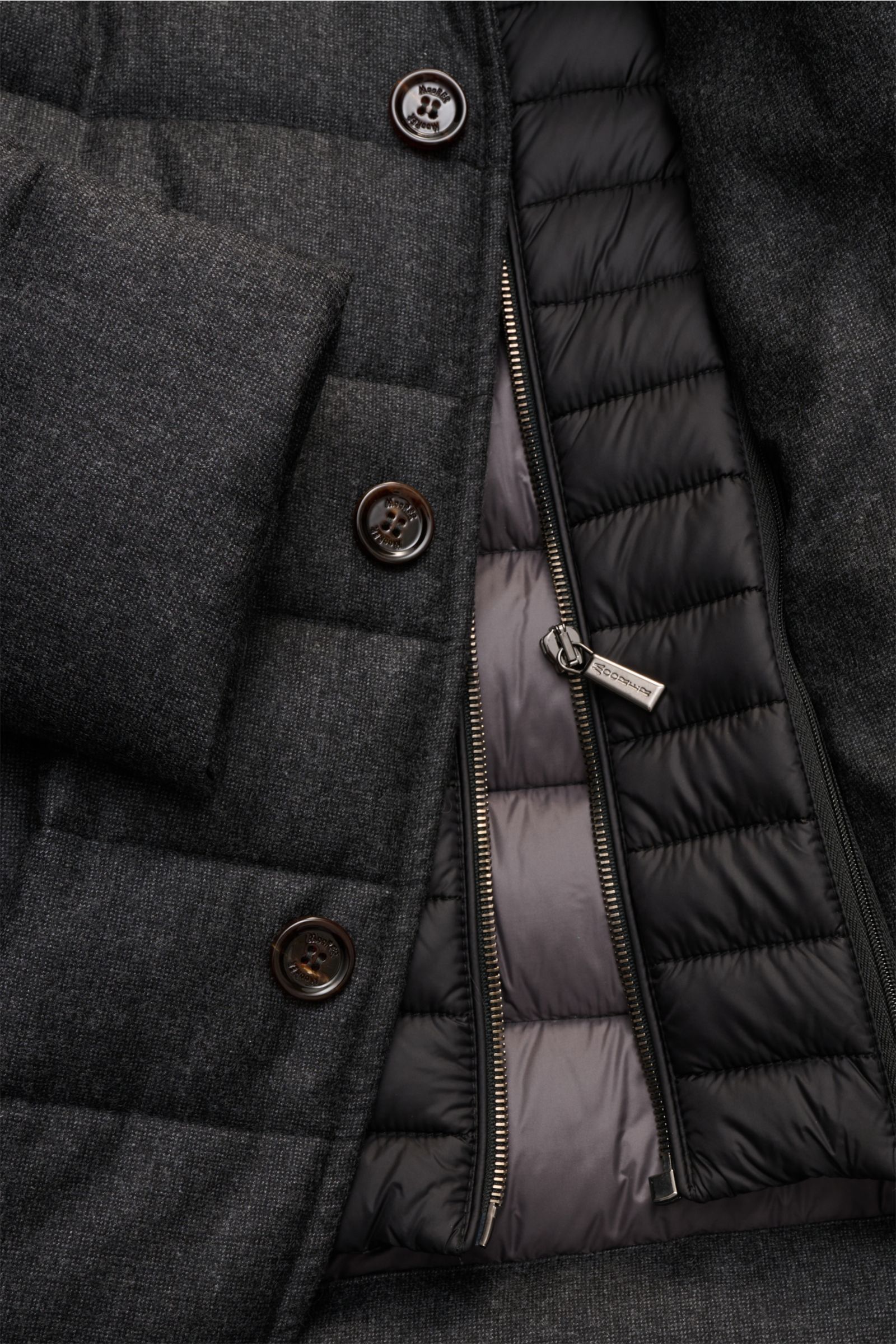Moorer Daunenjacke 'Nomos' dunkelgrau meliert, Detailaufnahme von vorne, weiche reine Wolle, Slim Fit, Gänsedaunenfüllung, Double-Front mit Zipper.