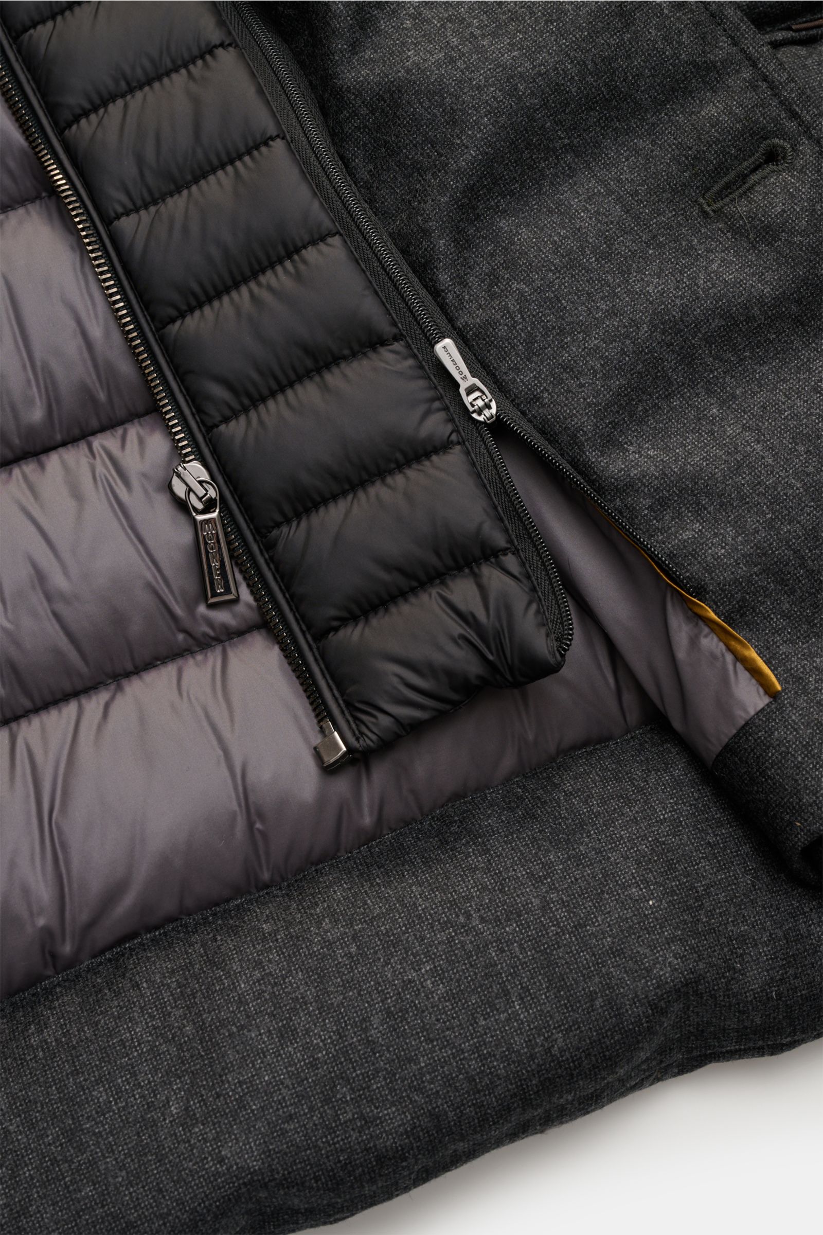 Moorer Daunenjacke 'Nomos' dunkelgrau meliert, von oben fotografiert, zeigt weiche Wolloberfläche, herausnehmbare Double-Front mit Gänsedaunenfüllung, Reißverschlüsse und geschmeidiges Innenfutter.