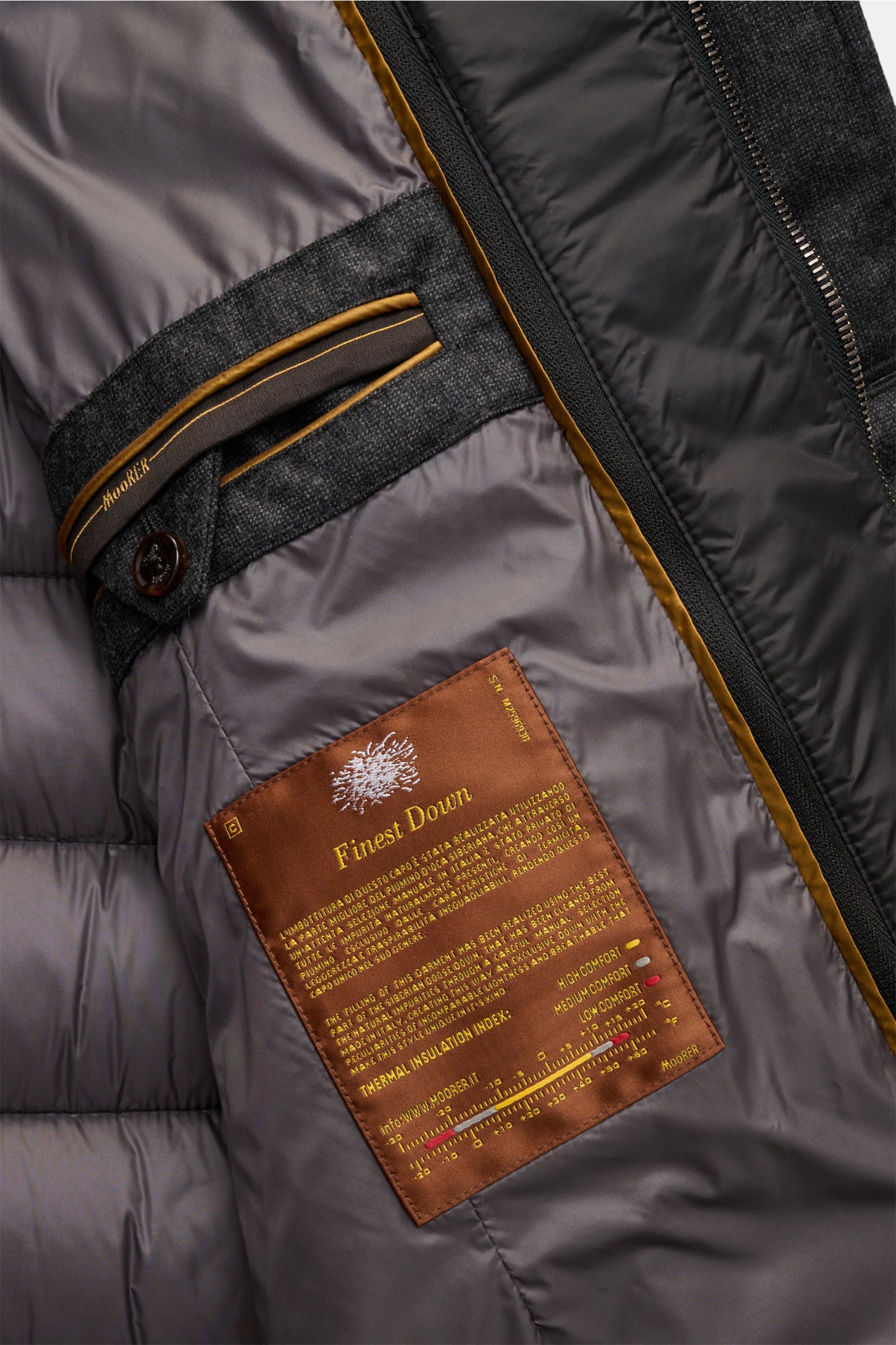 Moorer Daunenjacke 'Nomos' dunkelgrau meliert, Detailansicht Innenfutter mit braunem Label, weicher Griff, Gänsedaunenfüllung, Slim Fit.