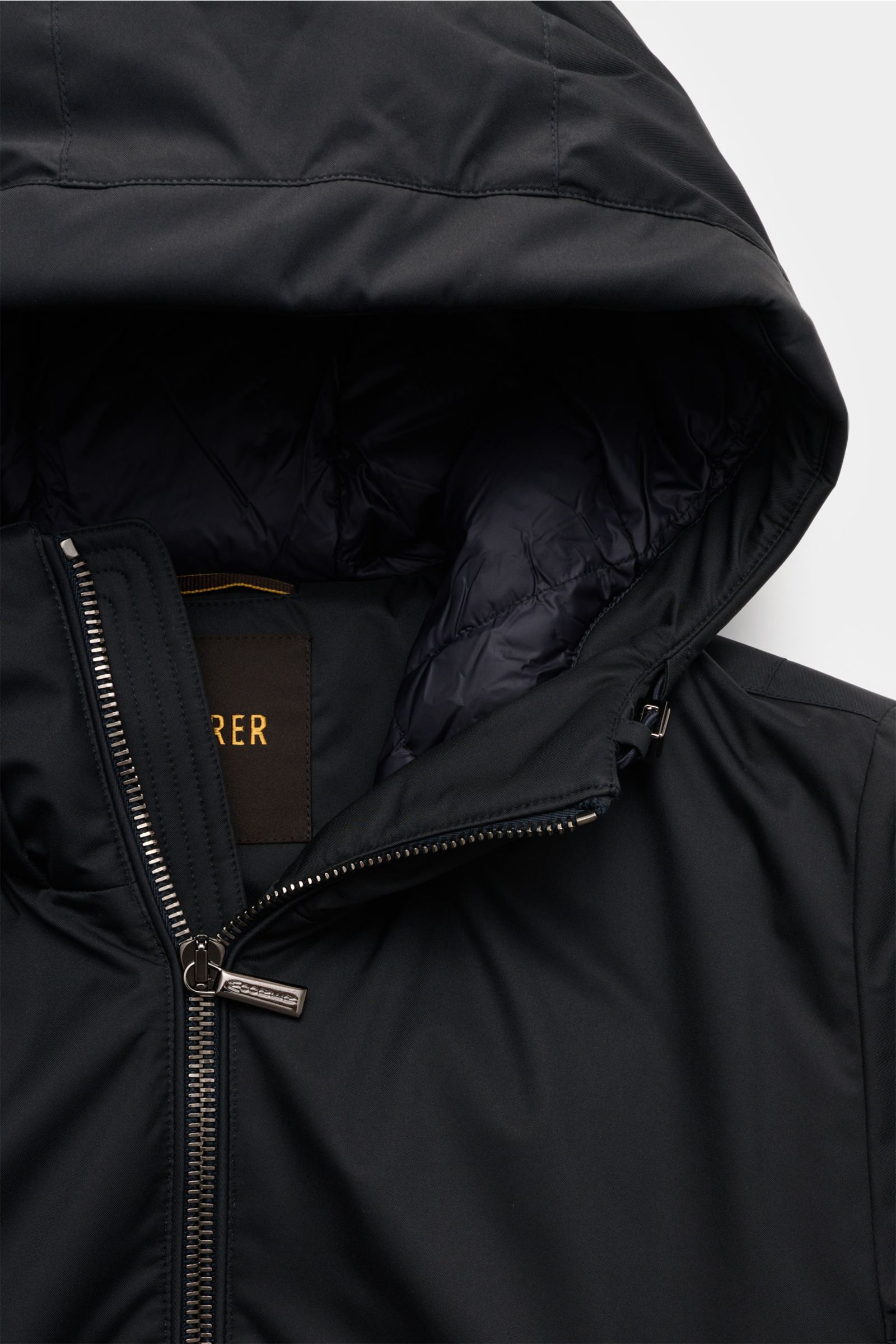 Nahaufnahme der Kapuze und des oberen Frontbereichs der Moorer Jacke 'Pericle' navy, wind- und wasserabweisend mit wärmender Daunenfüllung, Zwei-Wege-Reißverschluss und glattem Microfaserstoff, funktional bis –20 °C.