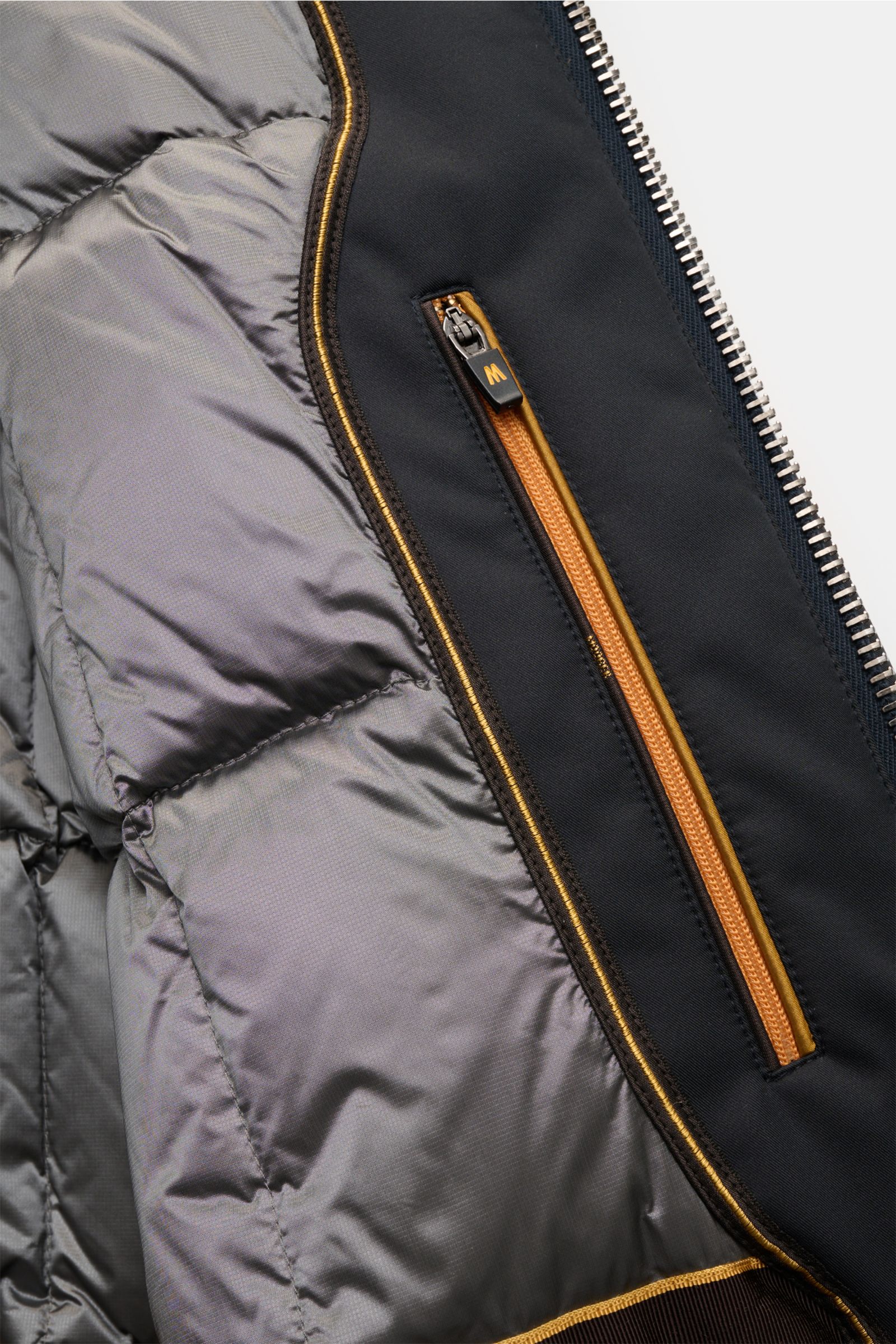 Nahaufnahme des Innenfutters der Moorer Jacke 'Pericle' navy mit gestepptem Futterstoff, Reißverschluss-Innentasche und hochwertiger Verarbeitung.