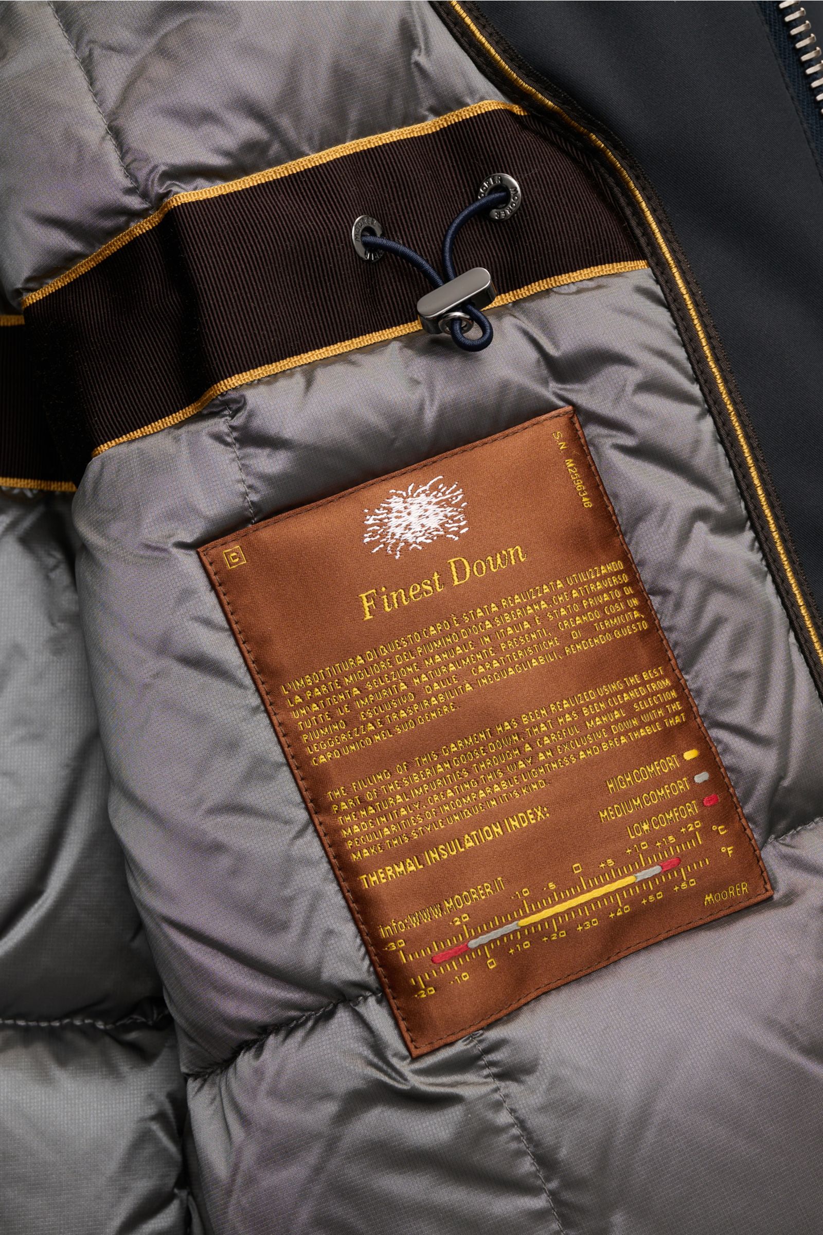 Innenansicht der Moorer Jacke 'Pericle' navy mit gestepptem Futter, hochwertiger Microfaser, Daunenfüllung und regulierbarem Taillenriegel.