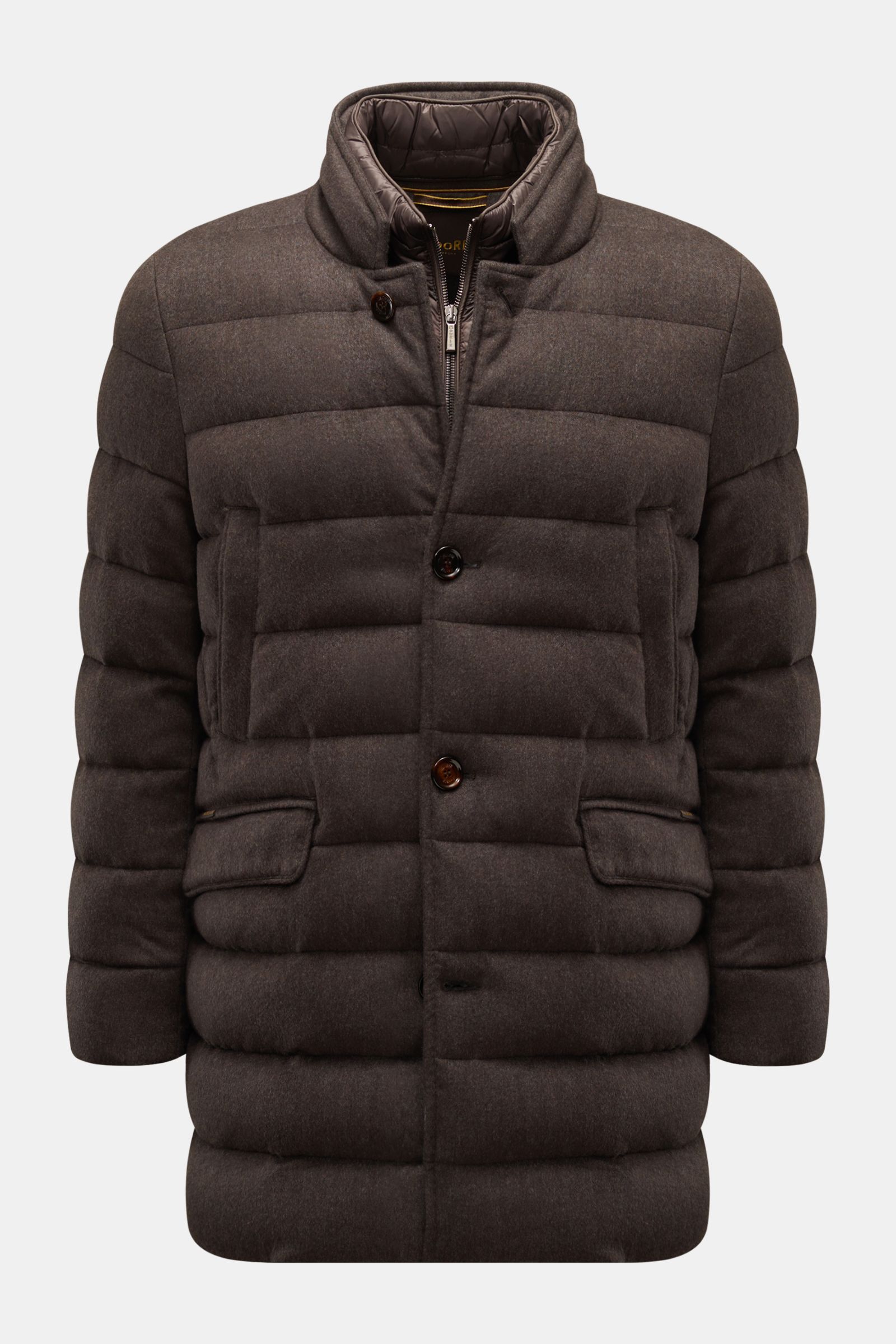 Moorer Daunenjacke 'Costanzo' dunkelbraun, frontal fotografiert, gesteppter Wolle-Cashmere-Mix mit wärmender Daunenfüllung, Slim Fit, Reißverschluss, Knöpfe, Front- und Hüfttaschen.