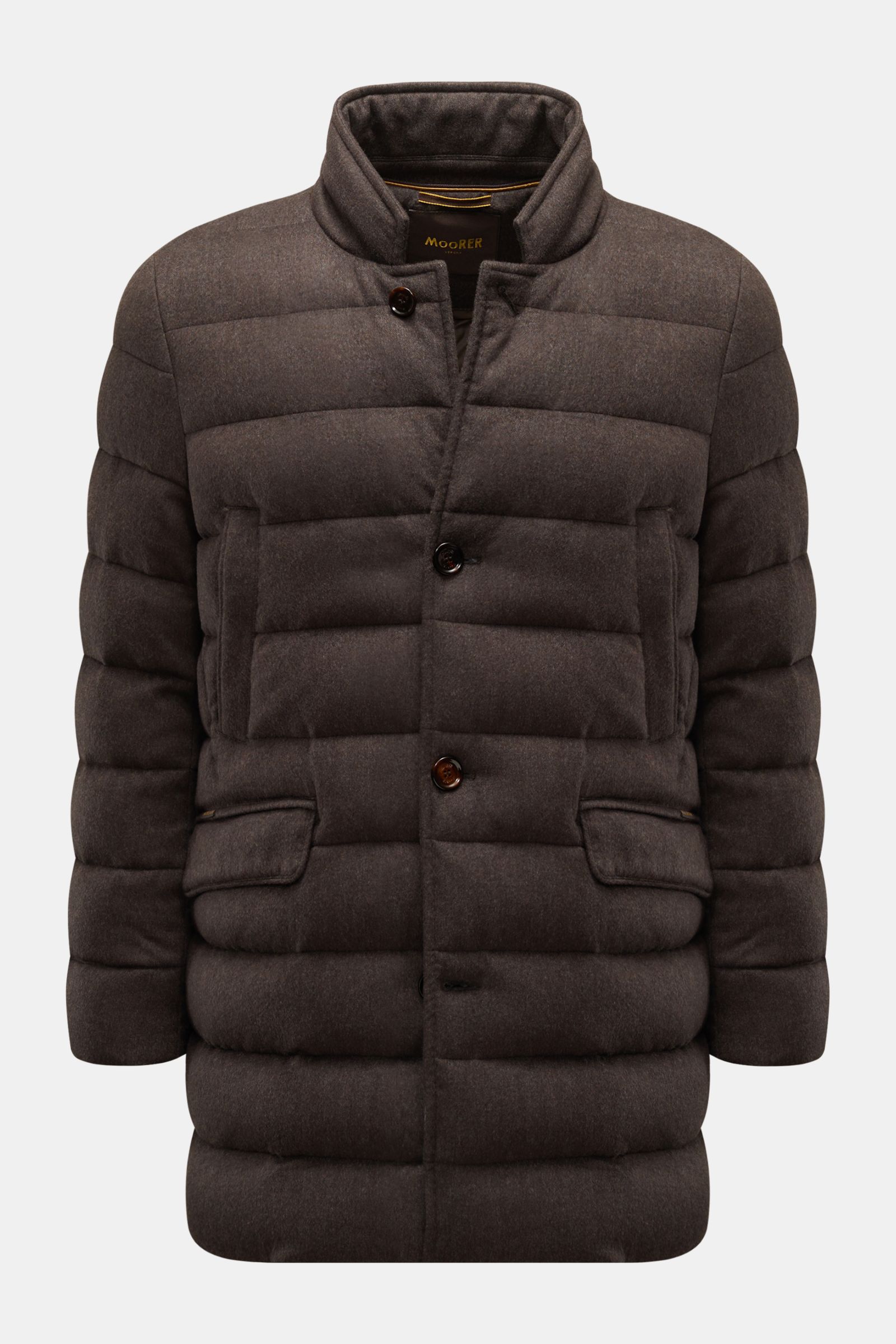 Moorer Daunenjacke 'Costanzo' dunkelbraun, frontal fotografiert, gesteppter Wolle-Cashmere-Mix, Slim Fit, Daunenfüllung, Front- und Hüfttaschen, hochschließender Kragen.