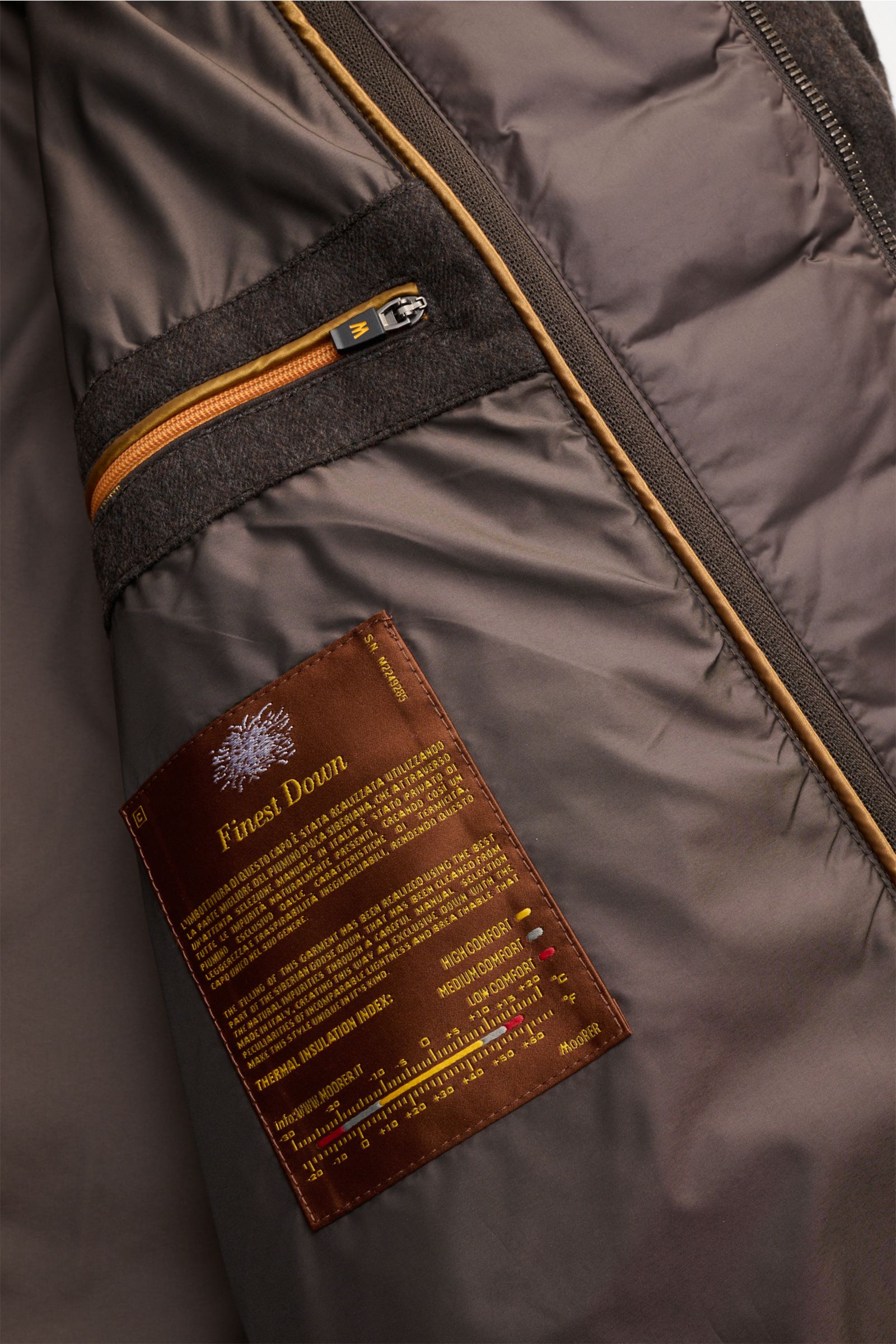 Innenansicht der Moorer Daunenjacke 'Costanzo' dunkelbraun mit Label 'Finest Down', herausnehmbare Double-Front und glattem Futterstoff.