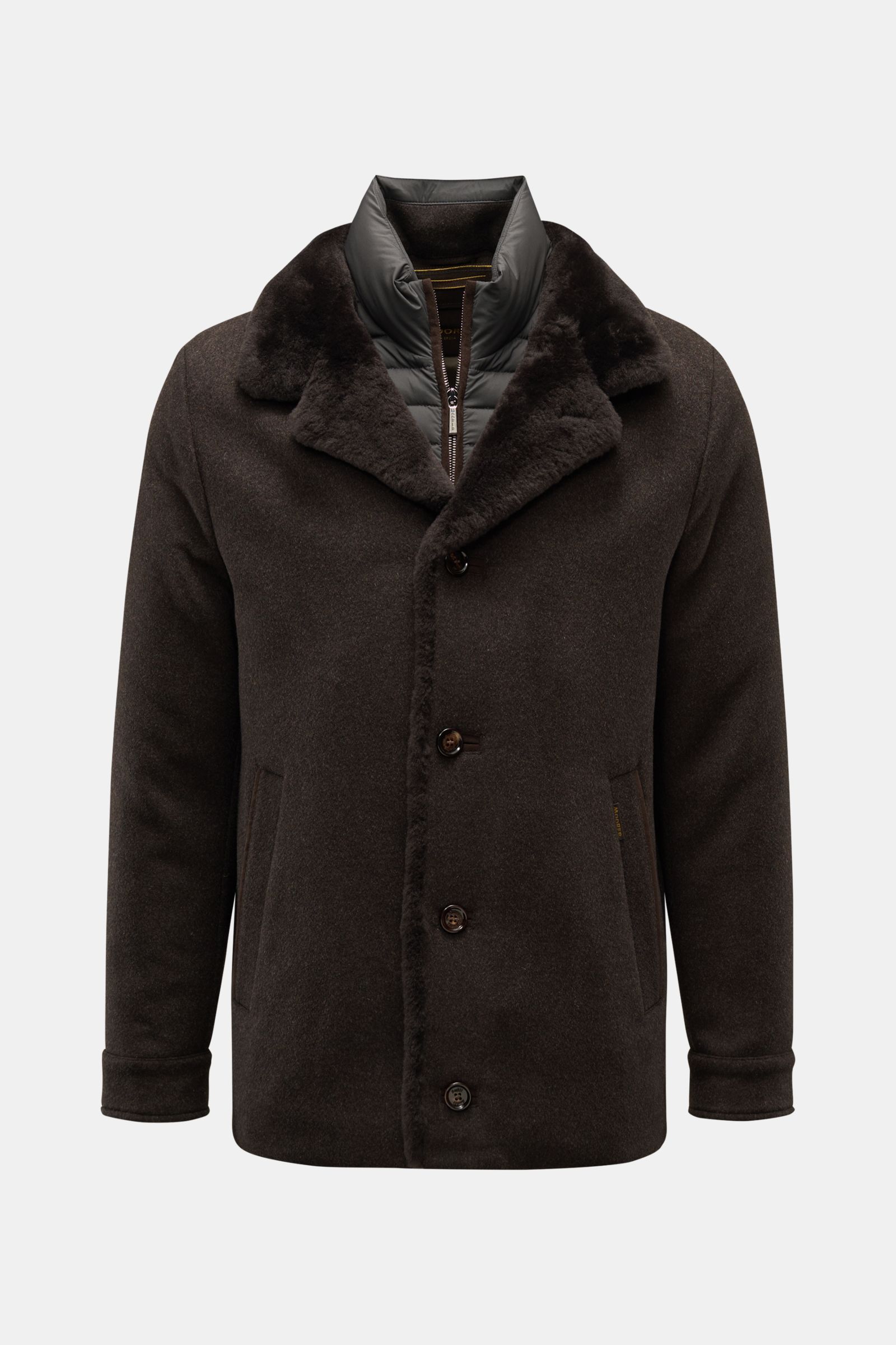 Moorer Daunenjacke 'Teodor' graubraun in Frontansicht mit Woll-Cashmere-Mix, Schaffellkragen, Slim Fit, Daunenfüllung bis –20 °C.