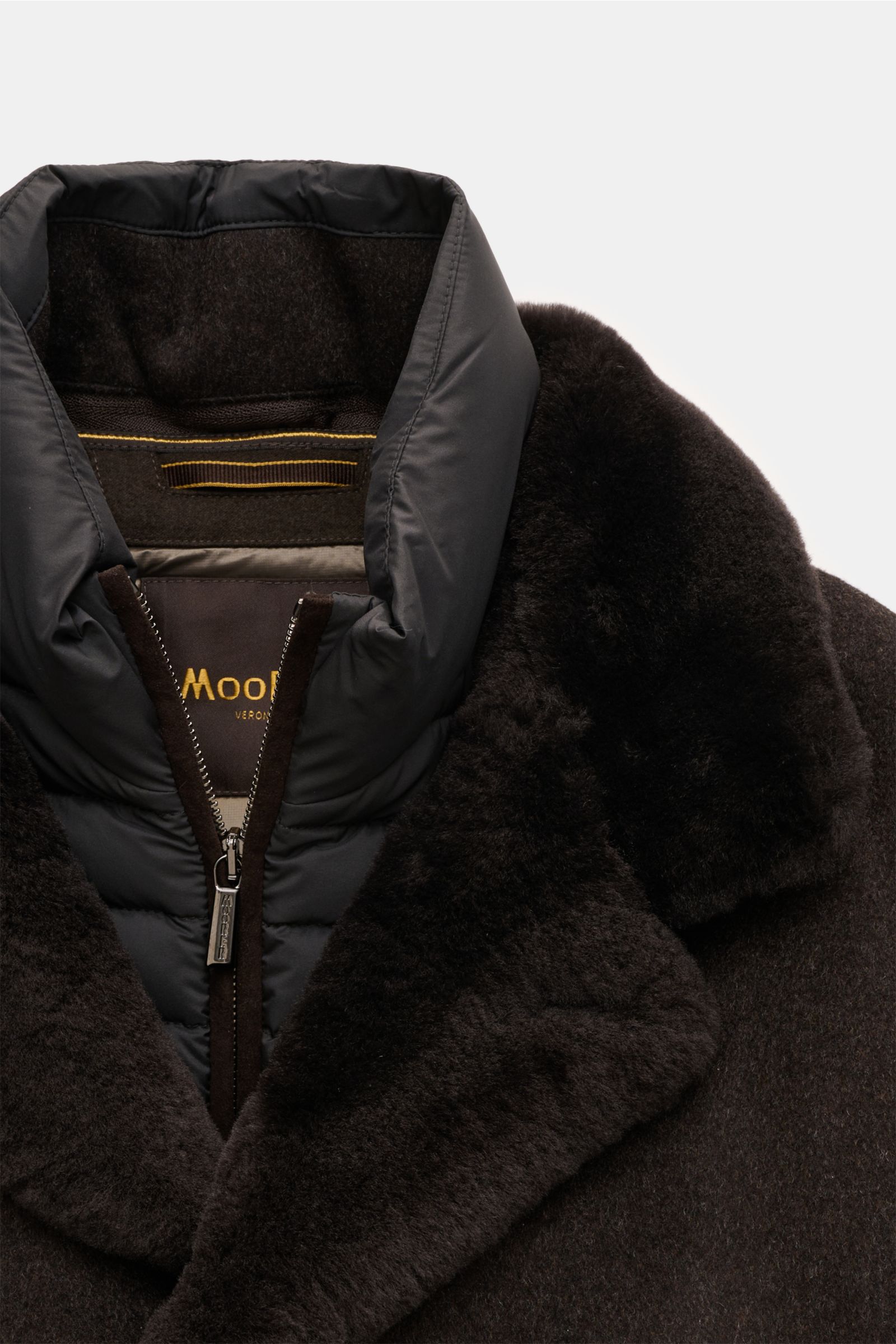 Nahaufnahme der Moorer Daunenjacke 'Teodor' graubraun, frontal von oben, mit variablen Kragen aus Wolle, Cashmere und Schaffellbesatz.