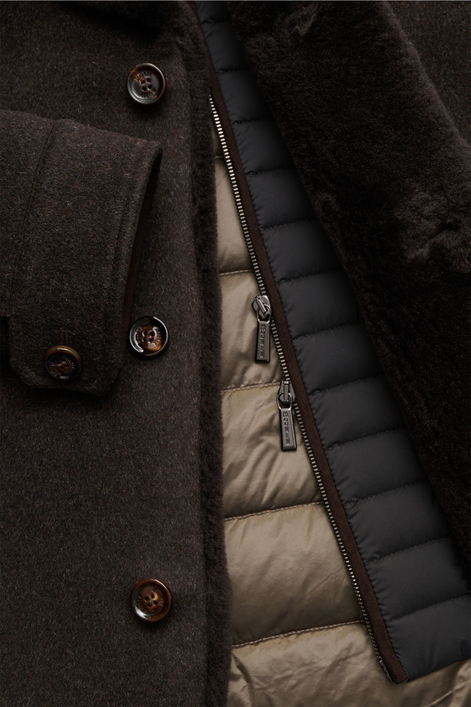Nahaufnahme der Moorer Daunenjacke 'Teodor' graubraun aus Wolle und Cashmere mit weichem Griff, herausnehmbarer Double-Front, warmem Daunenfutter, Slim Fit, variablen Kragen mit Schaffell, Fünf-Knopf-Leiste, schrägen Leistentaschen, Ärmelabschlüssen mit K