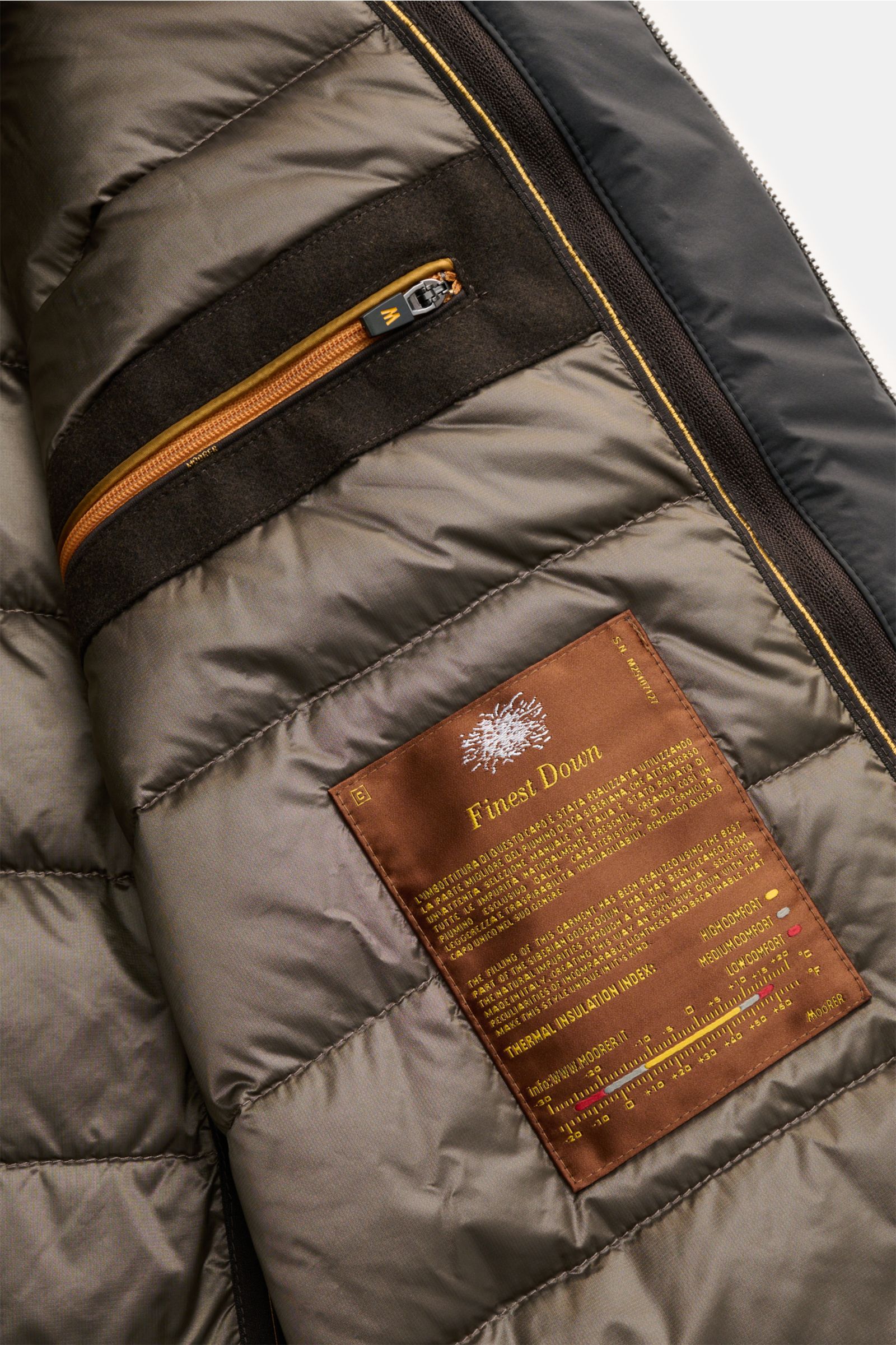Innenansicht der Moorer Daunenjacke 'Teodor' graubraun mit gestepptem Futter, Reißverschlusstasche und wärmender Daunenfüllung.