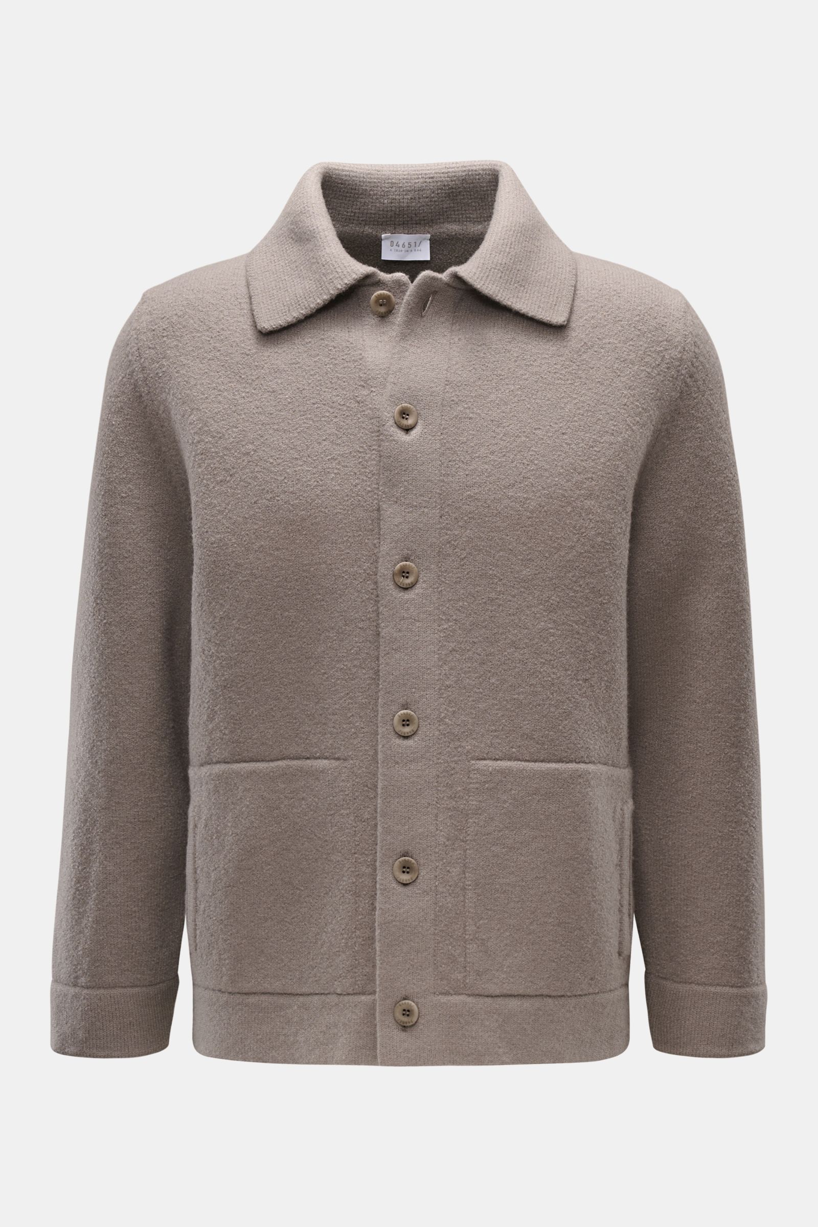 Frontansicht des 04651/ A trip in a bag Cardigan 'Boiled Blouson' taupe aus reiner Wolle mit Umlegekragen, sechs Knöpfen, Fronttaschen und Rippbündchen.