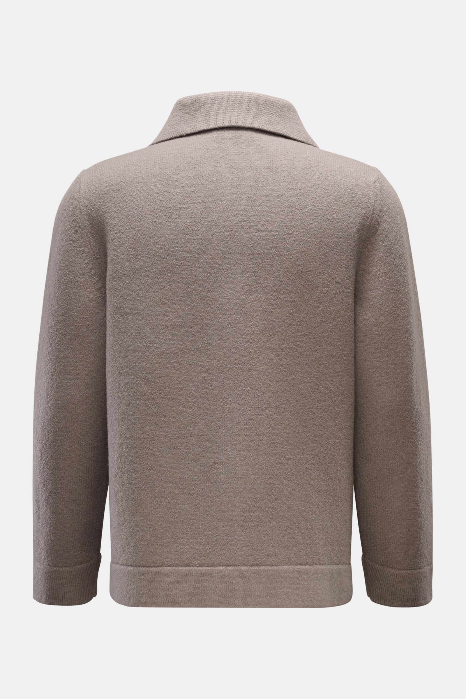 Rückansicht des 04651/ A trip in a bag Cardigan 'Boiled Blouson' taupe aus schwerer, reiner Wolle mit Umlegekragen und Rippbündchen.