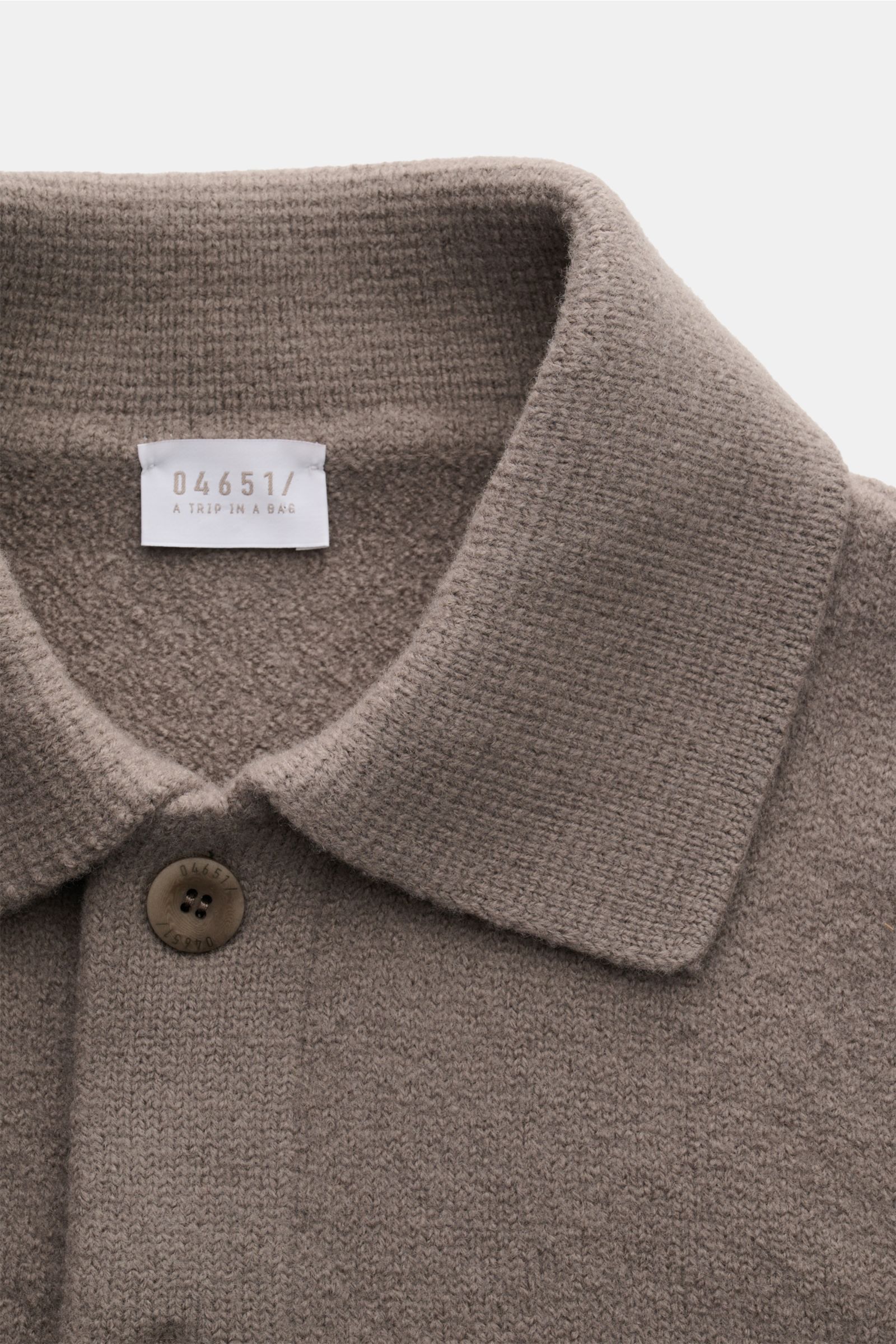 04651/ A trip in a bag Cardigan 'Boiled Blouson' taupe, Nahaufnahme von Umlegekragen und Knopf, reine Wolle, schwerer Strick, Slim Fit