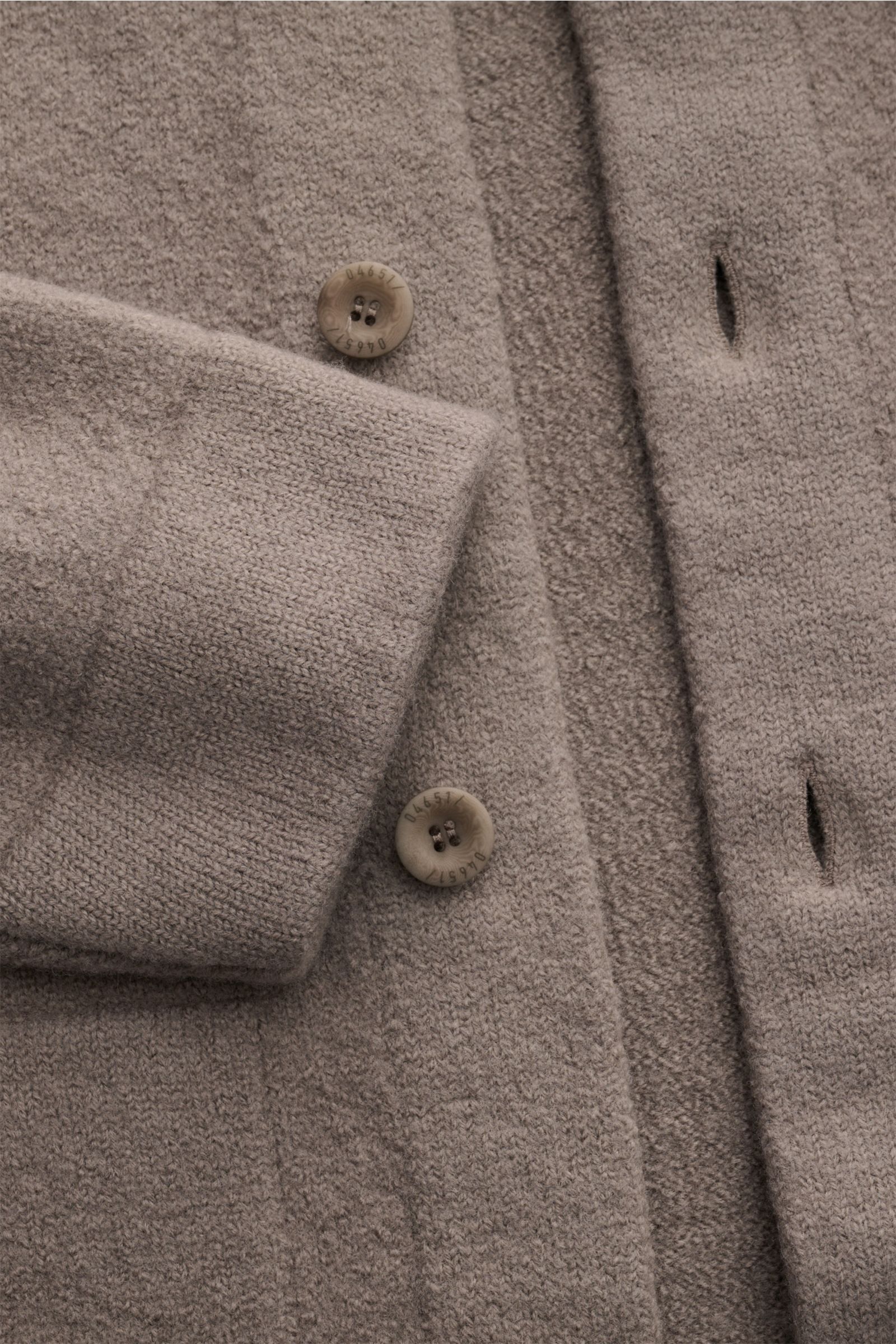 Nahaufnahme des 04651/ A trip in a bag Cardigan 'Boiled Blouson' taupe aus reiner Wolle mit Umlegekragen, sechs Knöpfen und Rippbündchen.